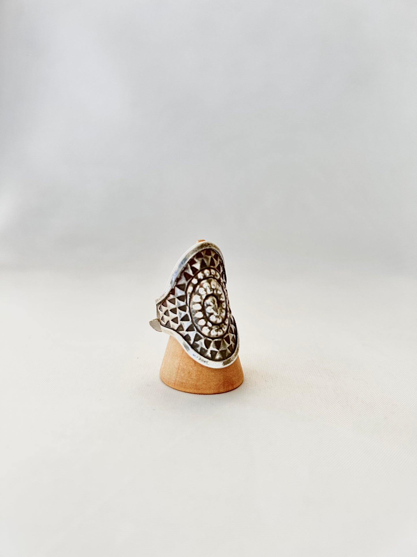 Anillo labrado baguete