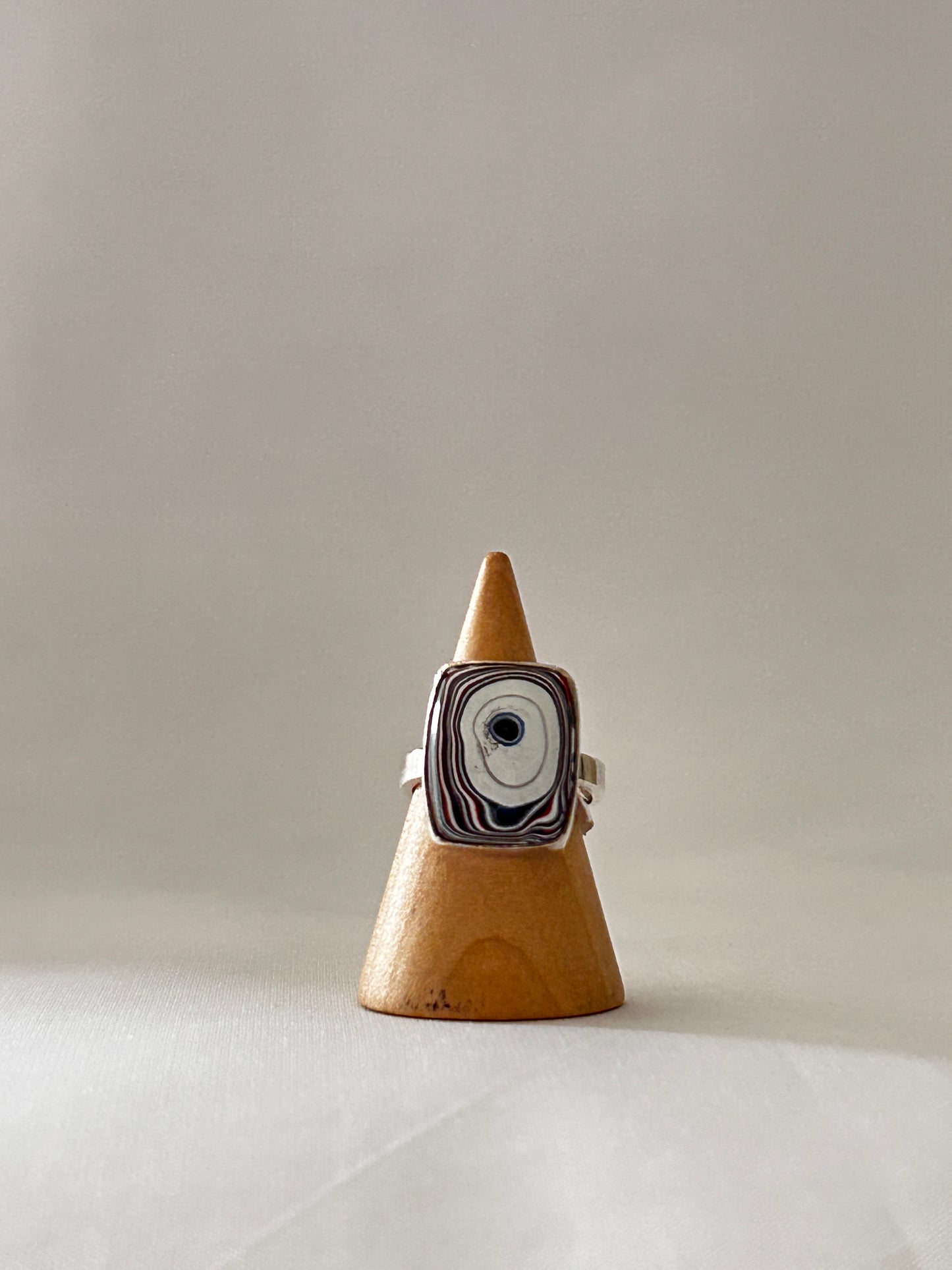 Anillo fordita blanco y negro