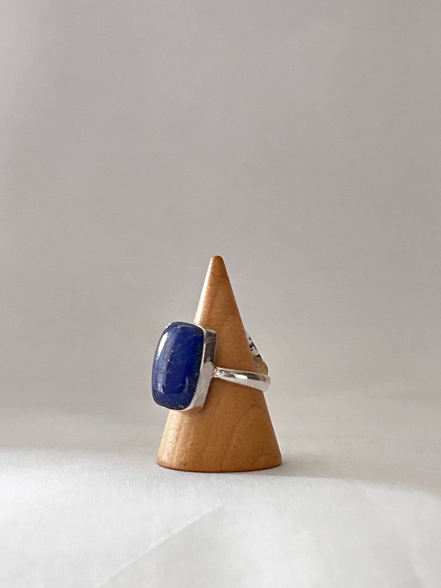 Anillo rectangular lapislázuli