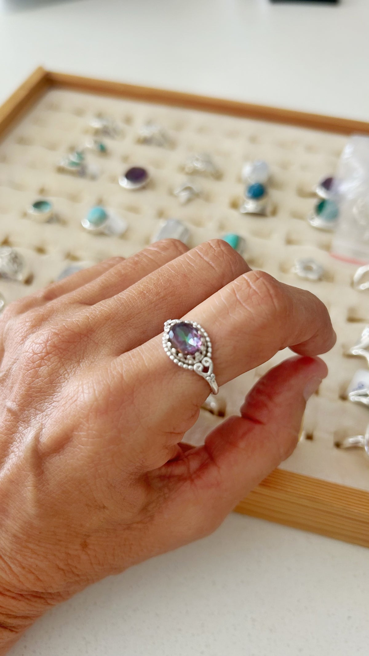 Anillo transversal topacio místico