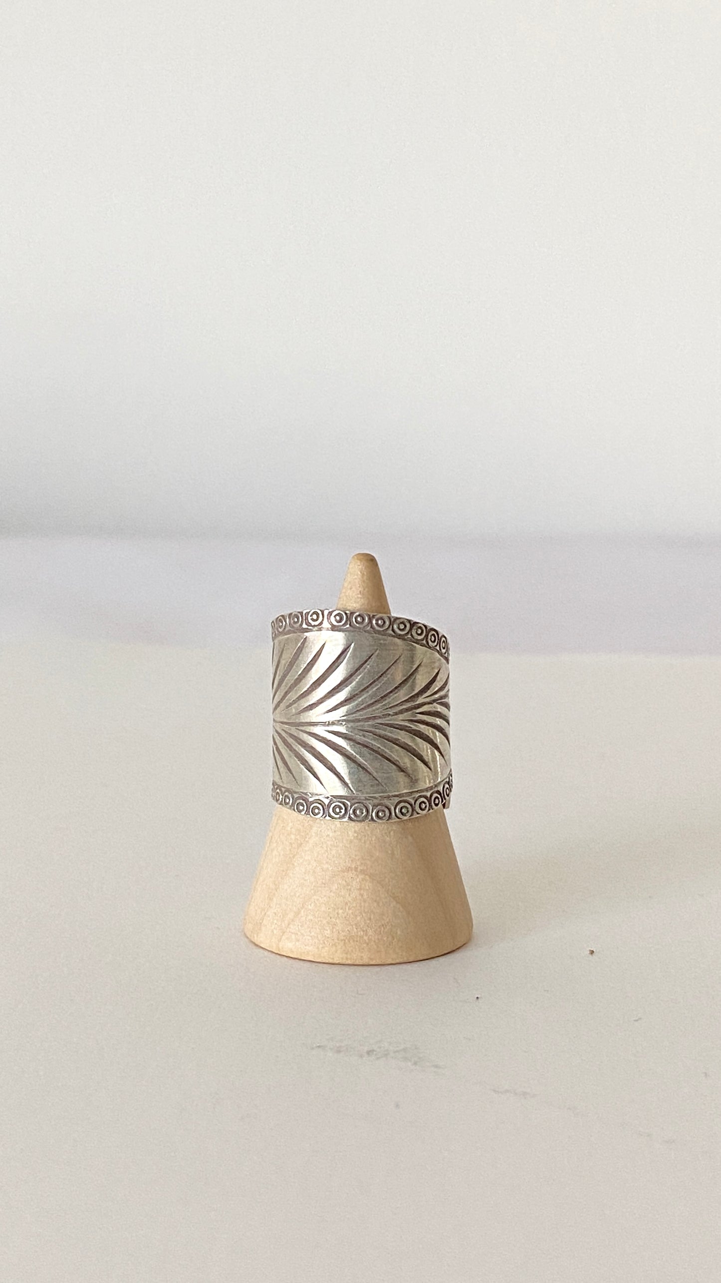 Anillo banda hojas