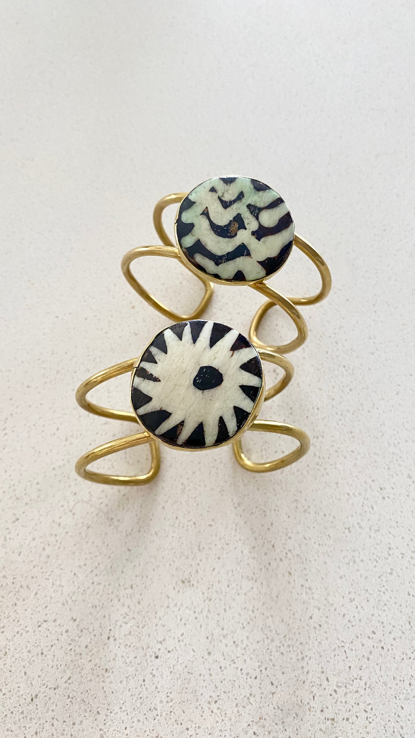Brazaletes brass y hueso