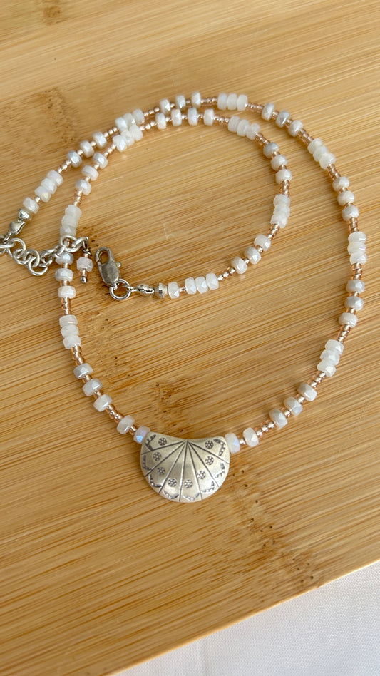 Gargantilla media luna