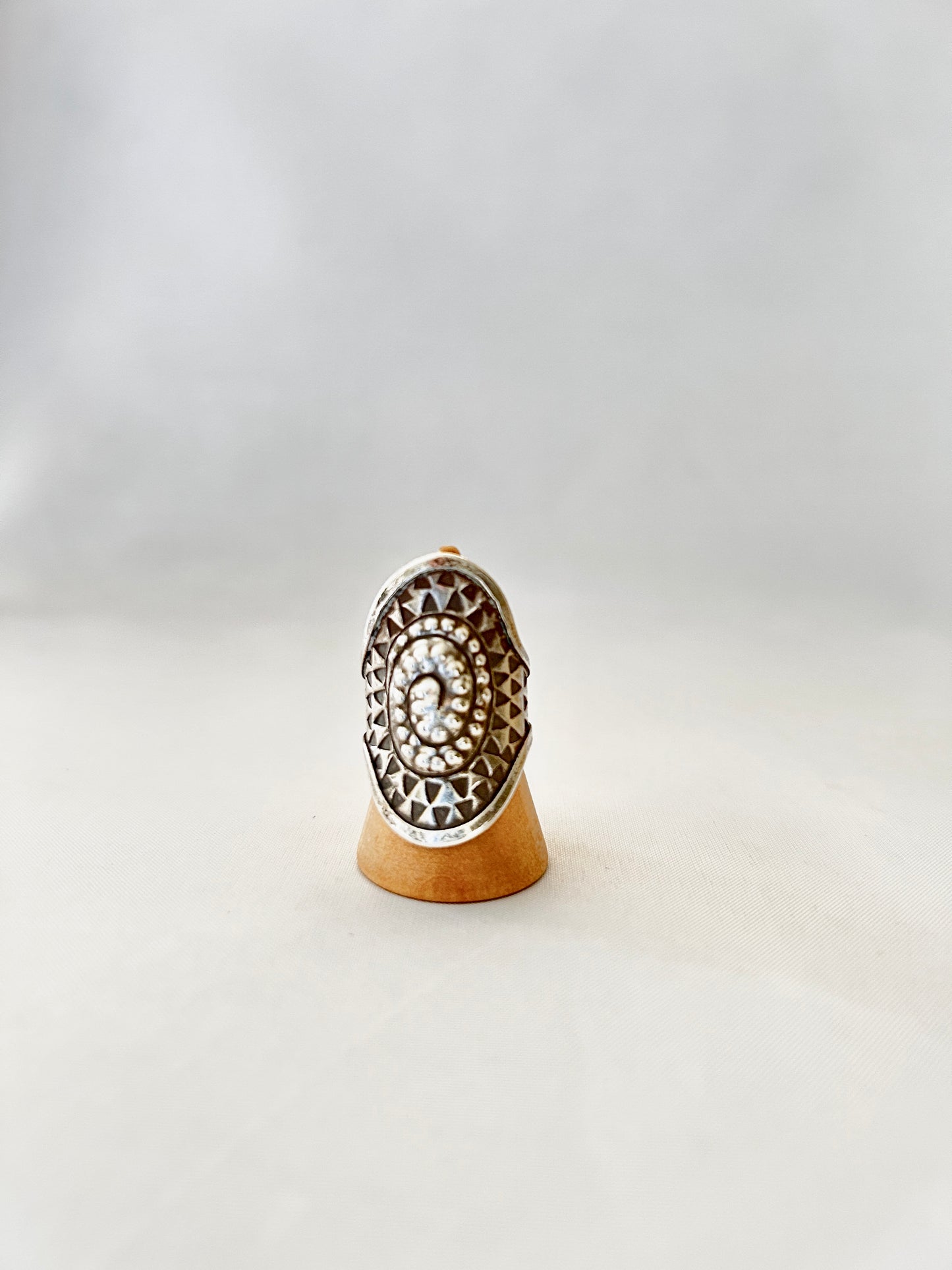 Anillo labrado baguete