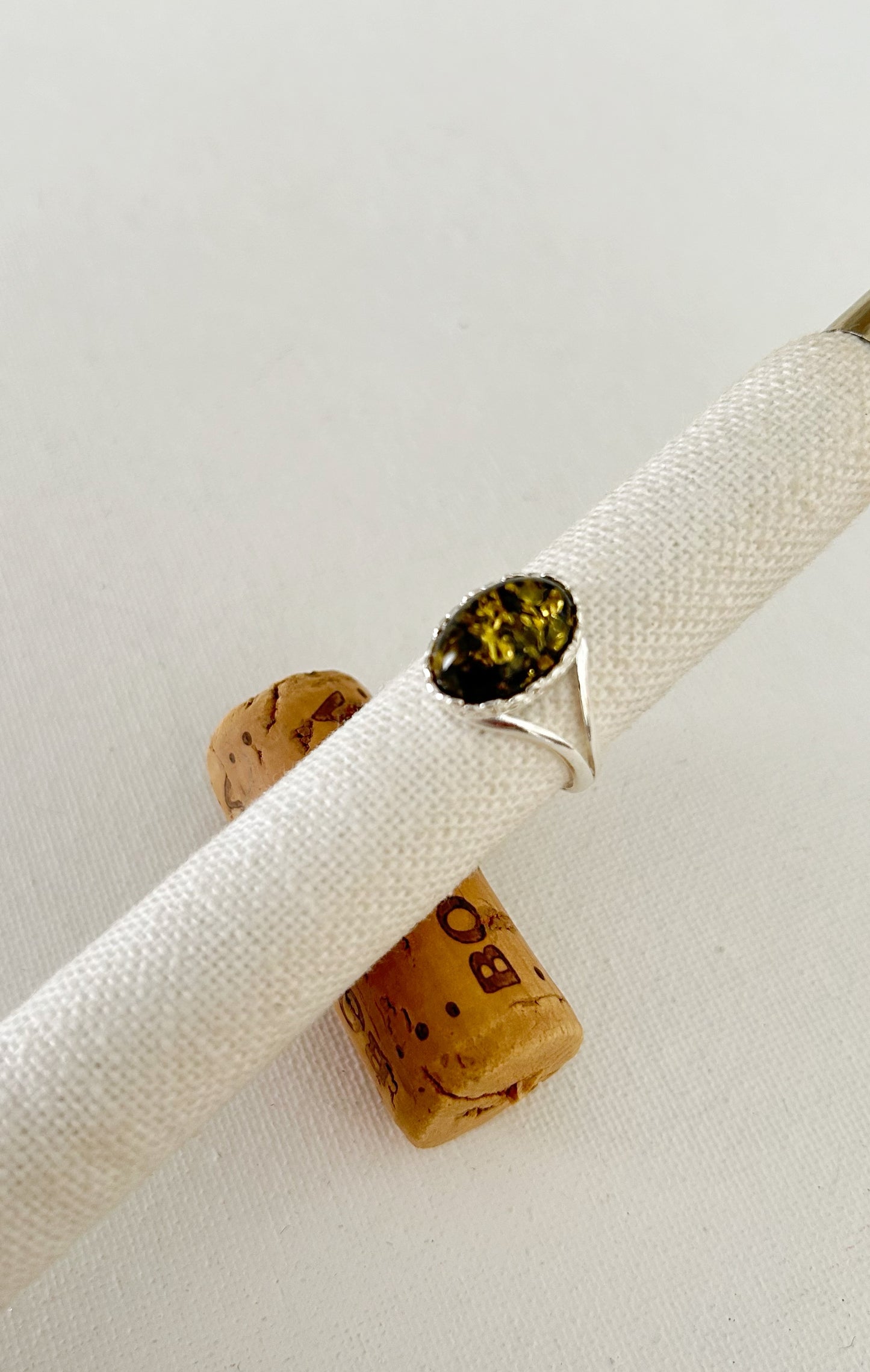 Anillo oval ambar verde