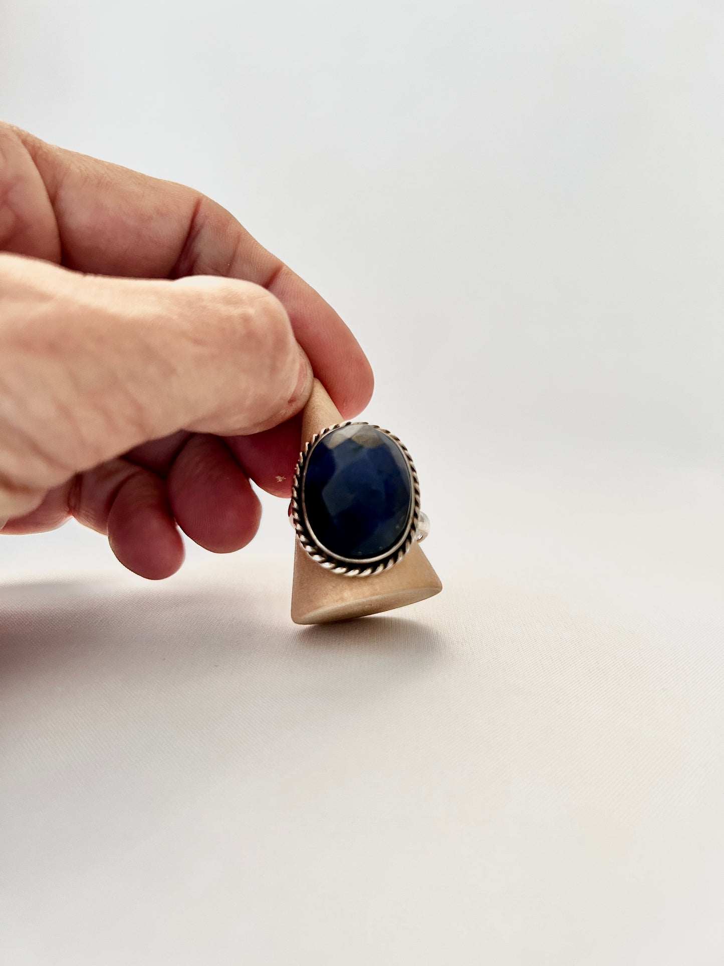 Anillo oval labrado