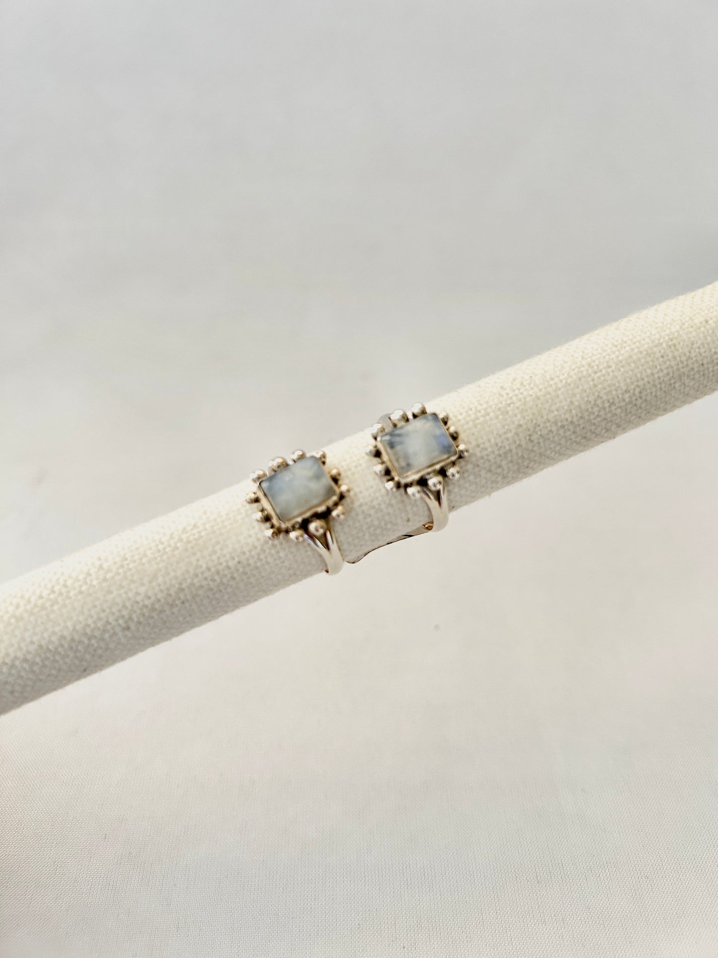 Anillo puntitos piedra luna