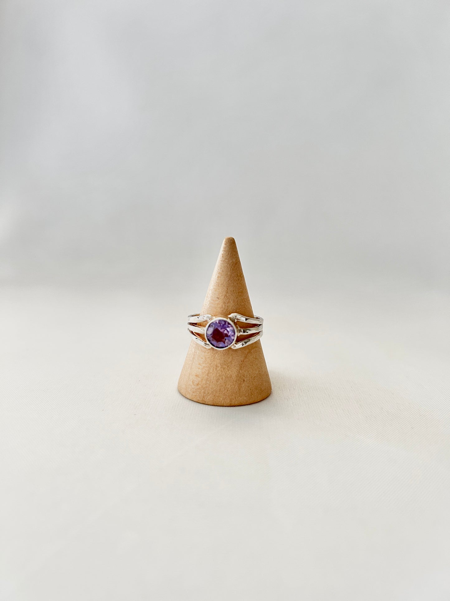 Anillo solitario redondo Amatista