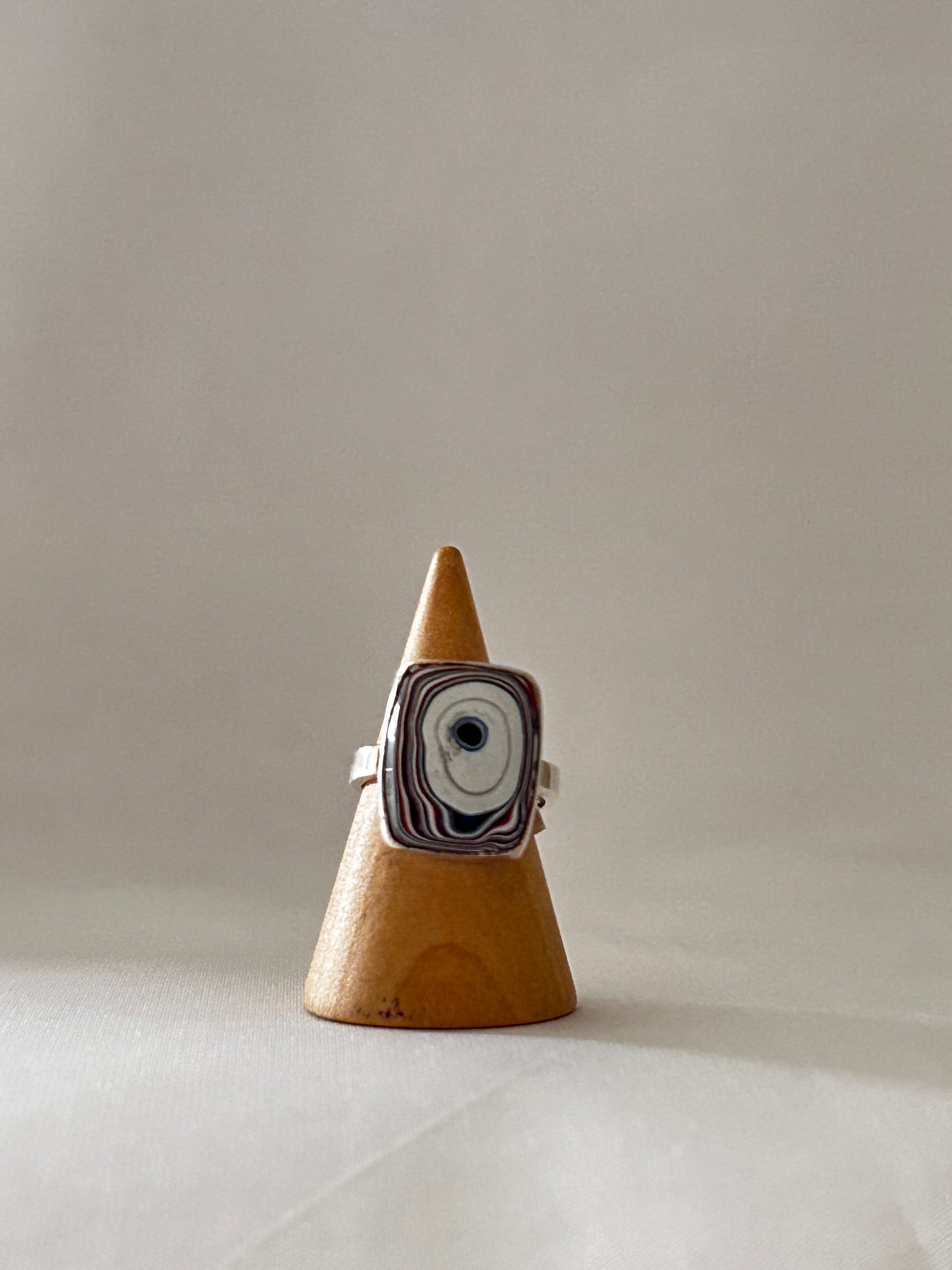 Anillo fordita blanco y negro