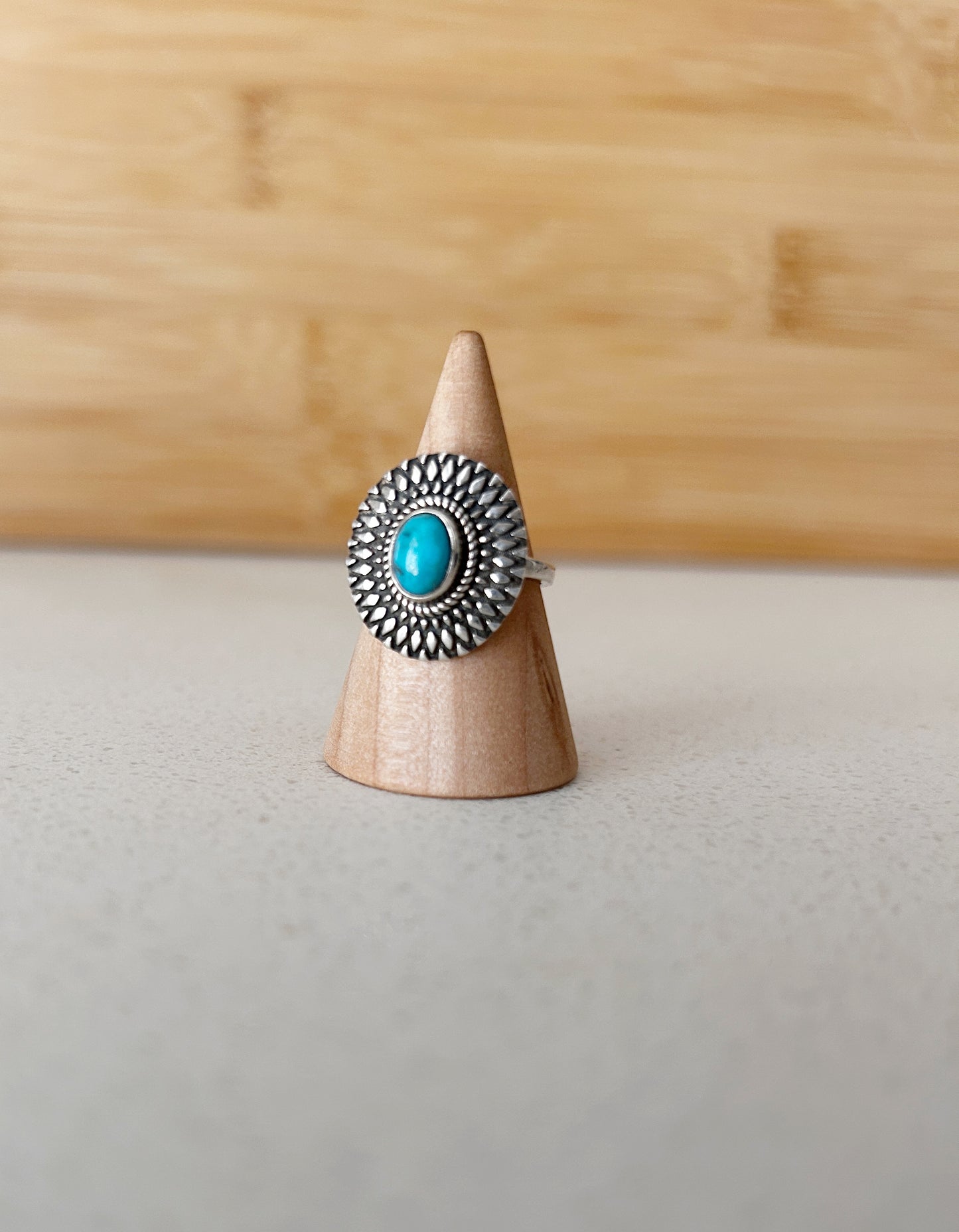 Anillo oval turquesa labrado