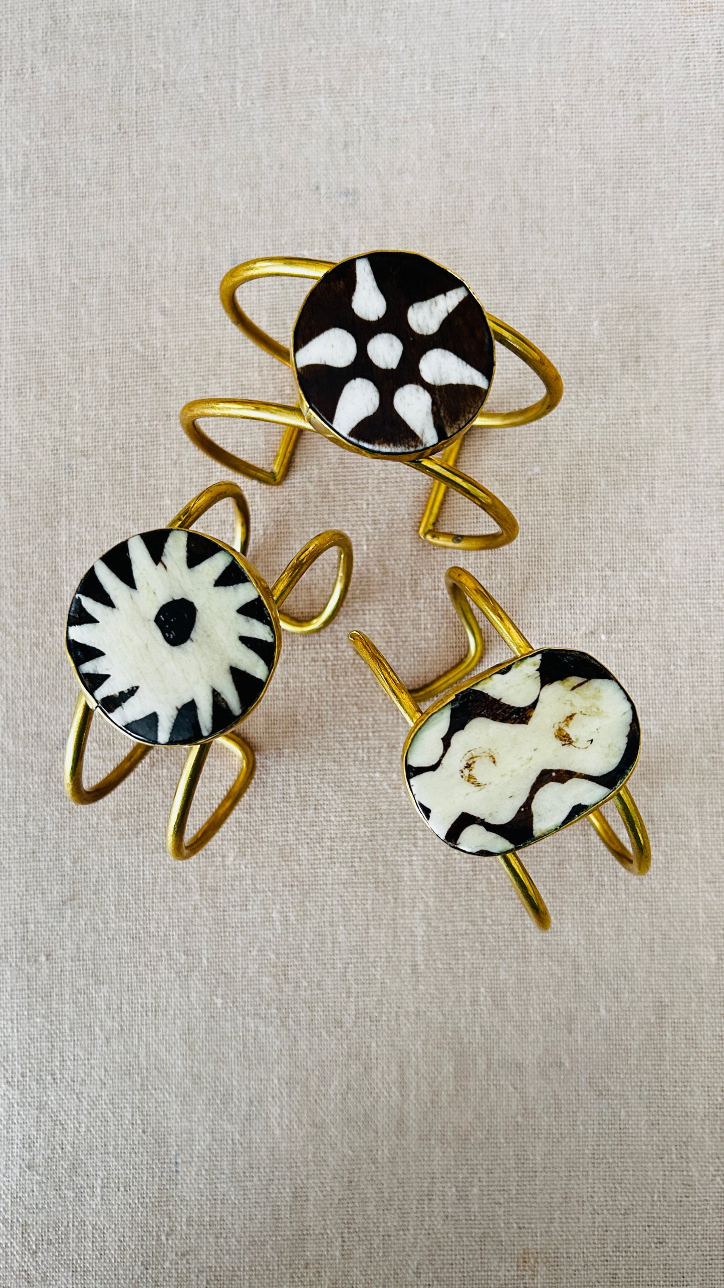 Brazaletes brass y hueso