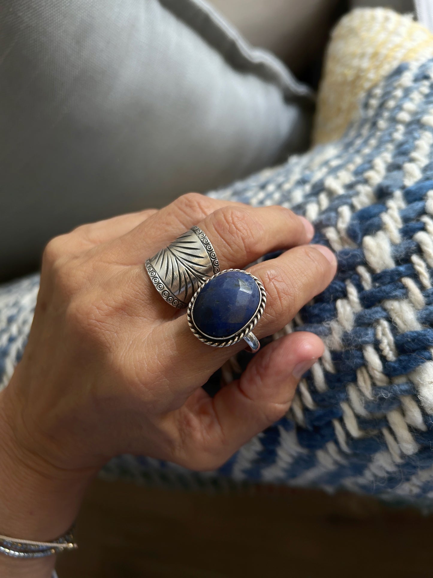 Anillo oval labrado