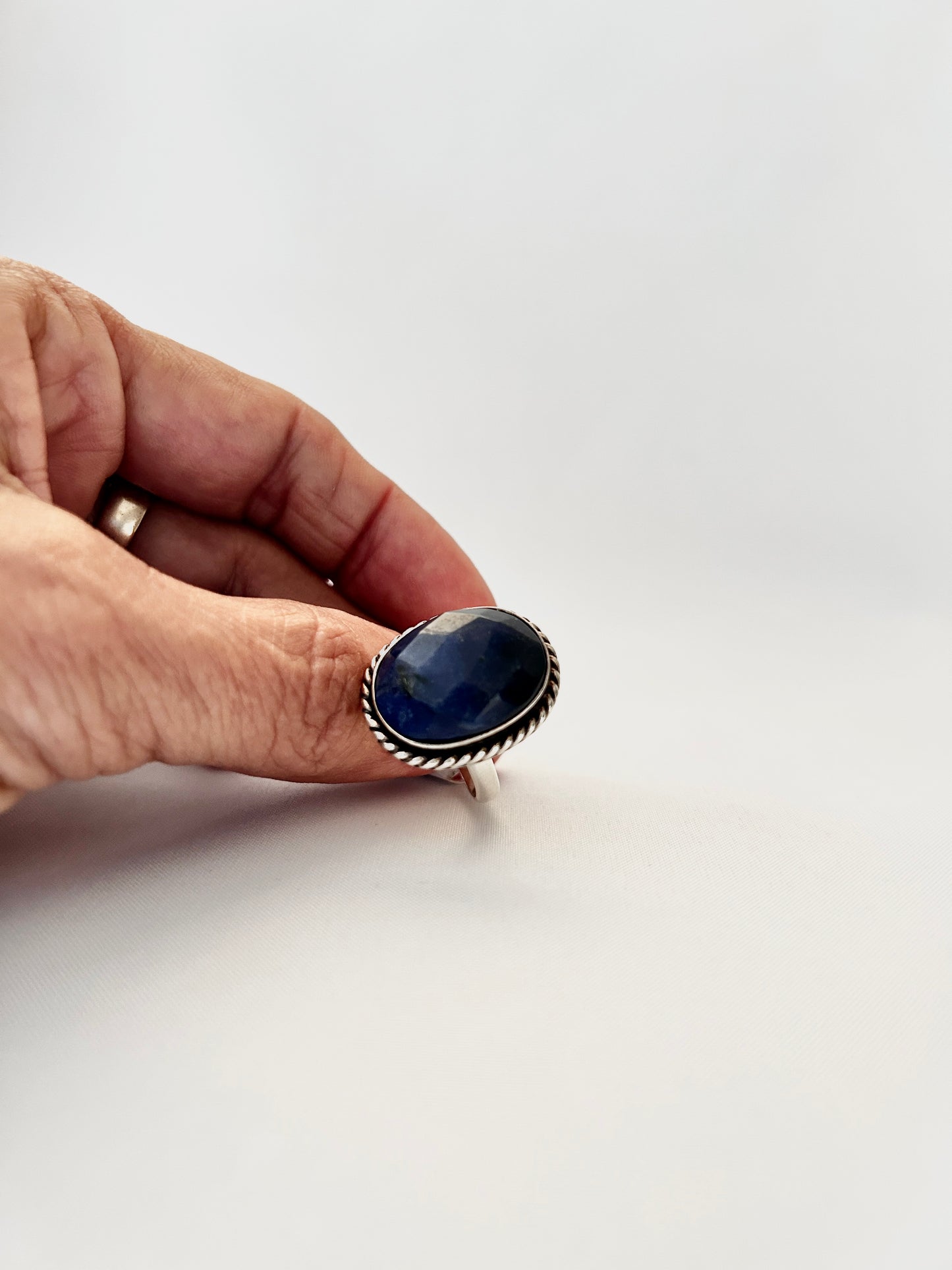 Anillo oval labrado