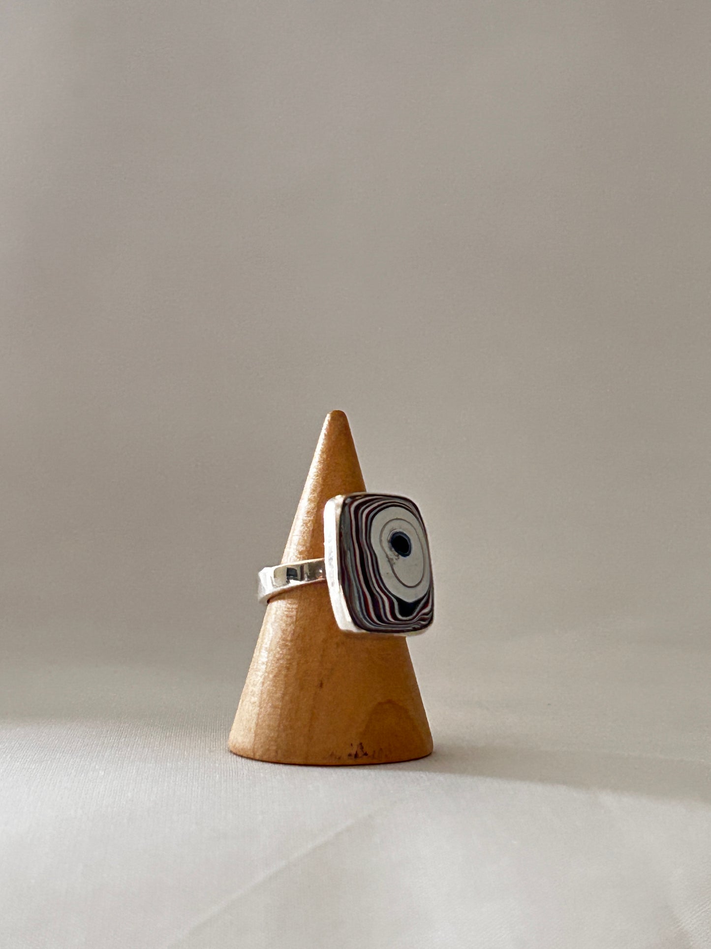 Anillo fordita blanco y negro