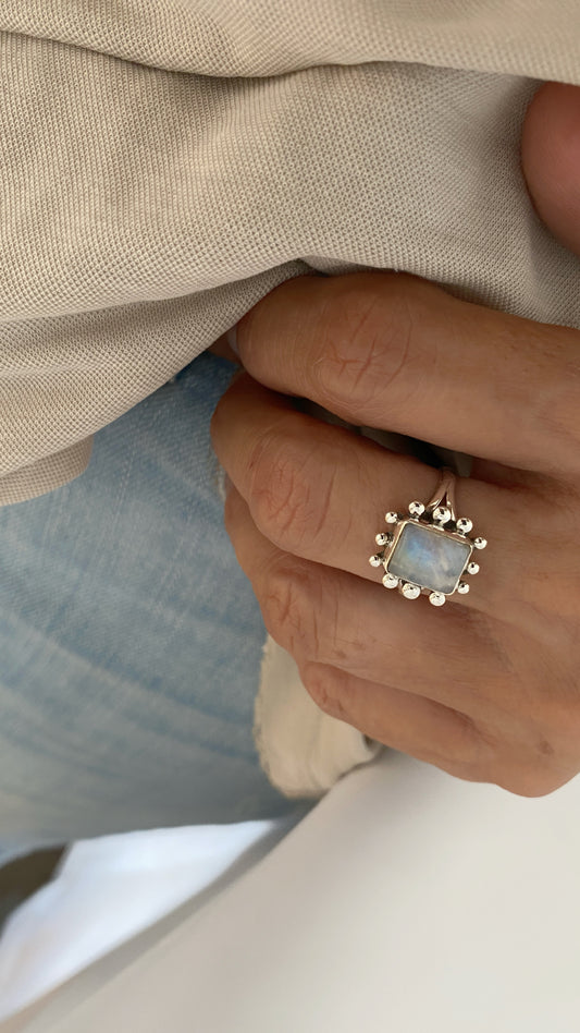 Anillo puntitos piedra luna