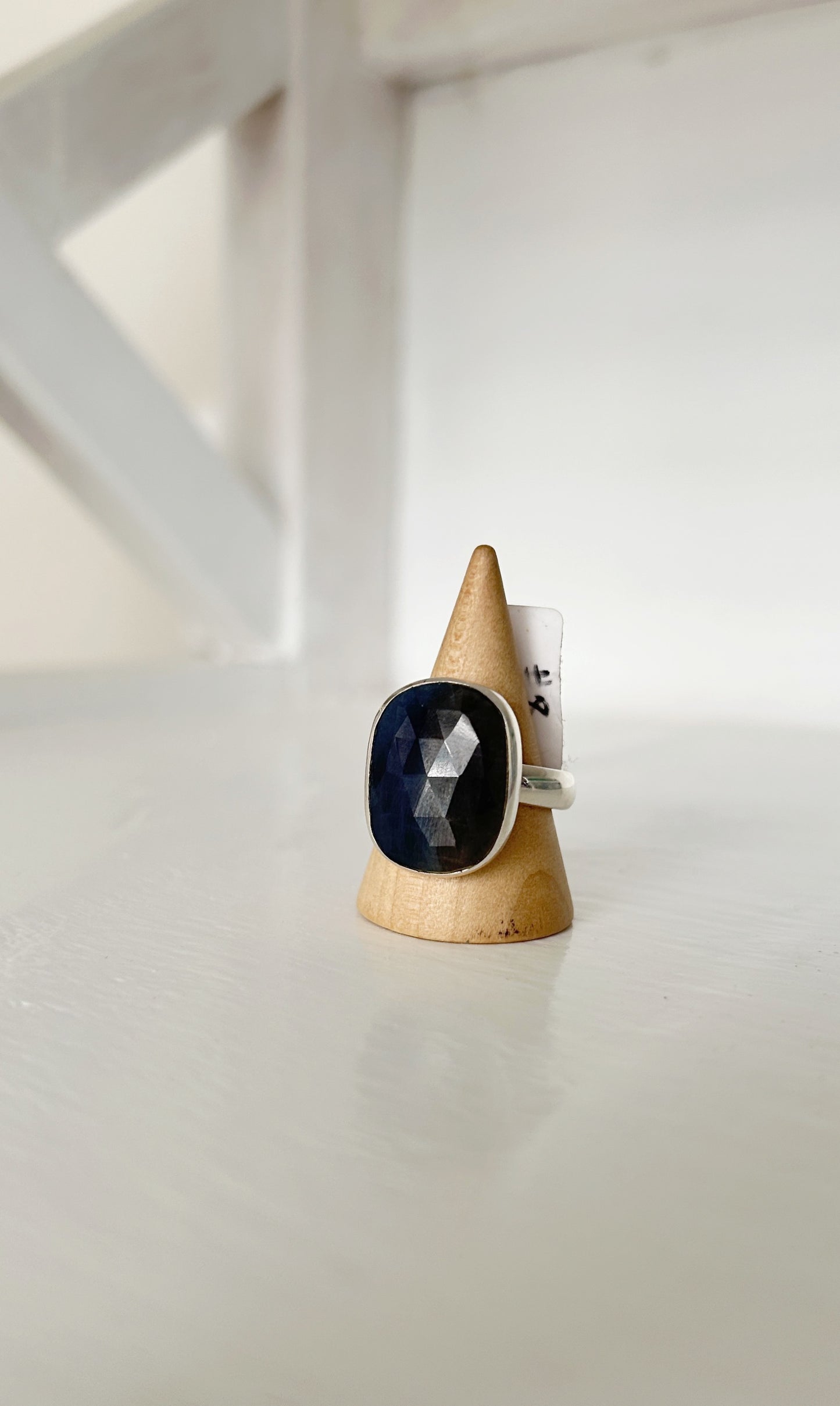 Anillo rectangular zafiro azul