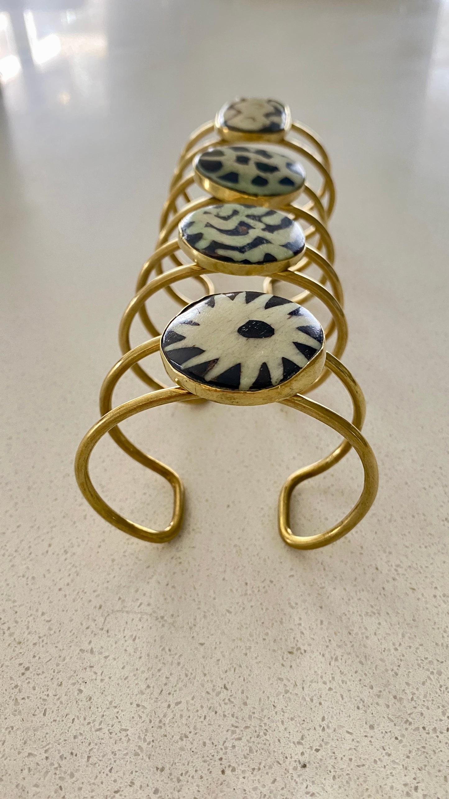 Brazaletes brass y hueso