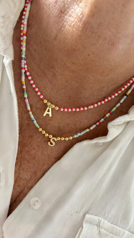Gargantilla roja y blanca letras