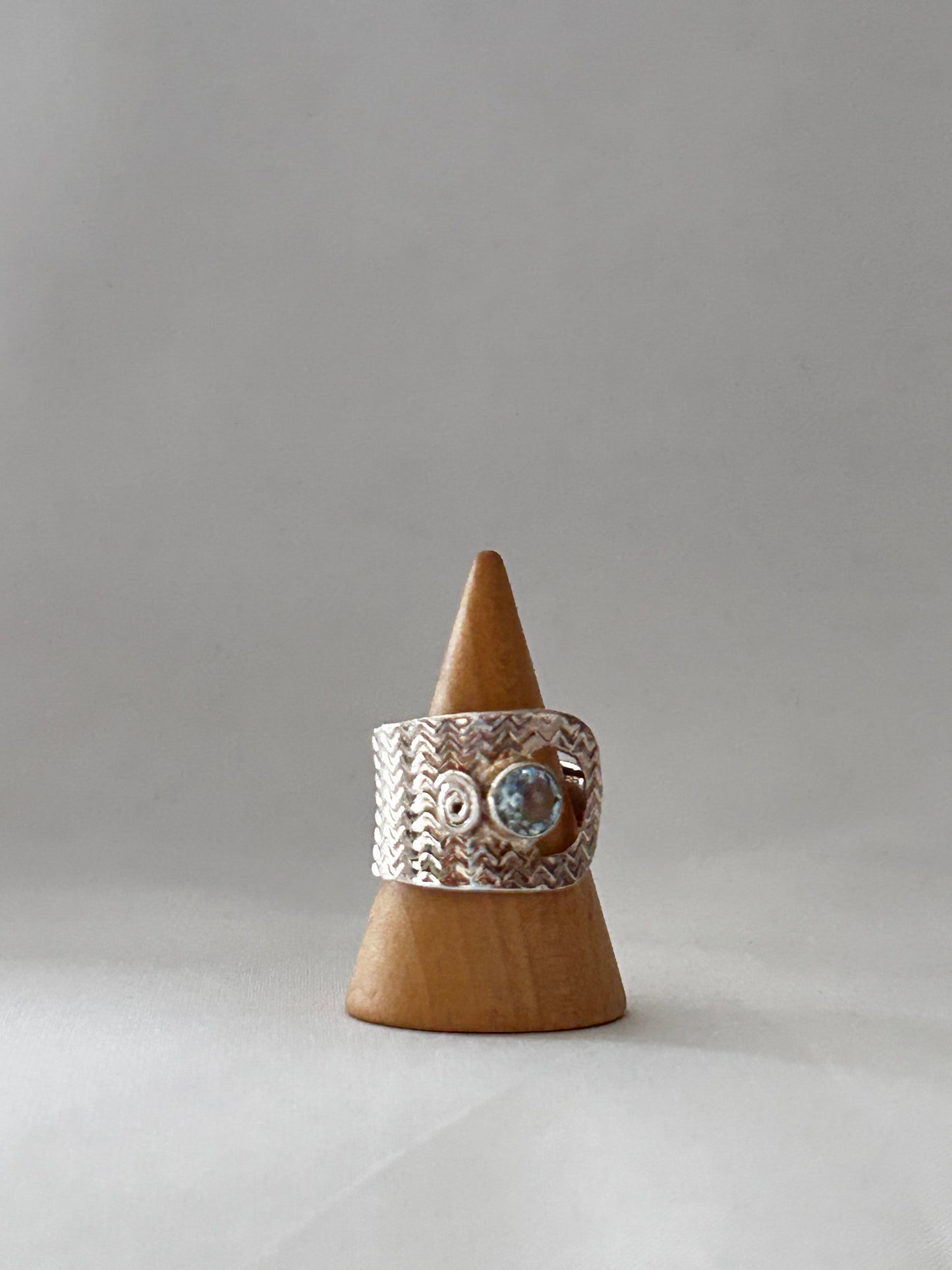 Anillo banda topacio