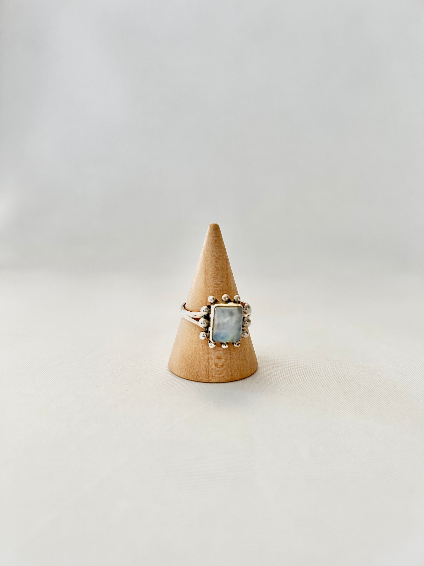 Anillo puntitos piedra luna