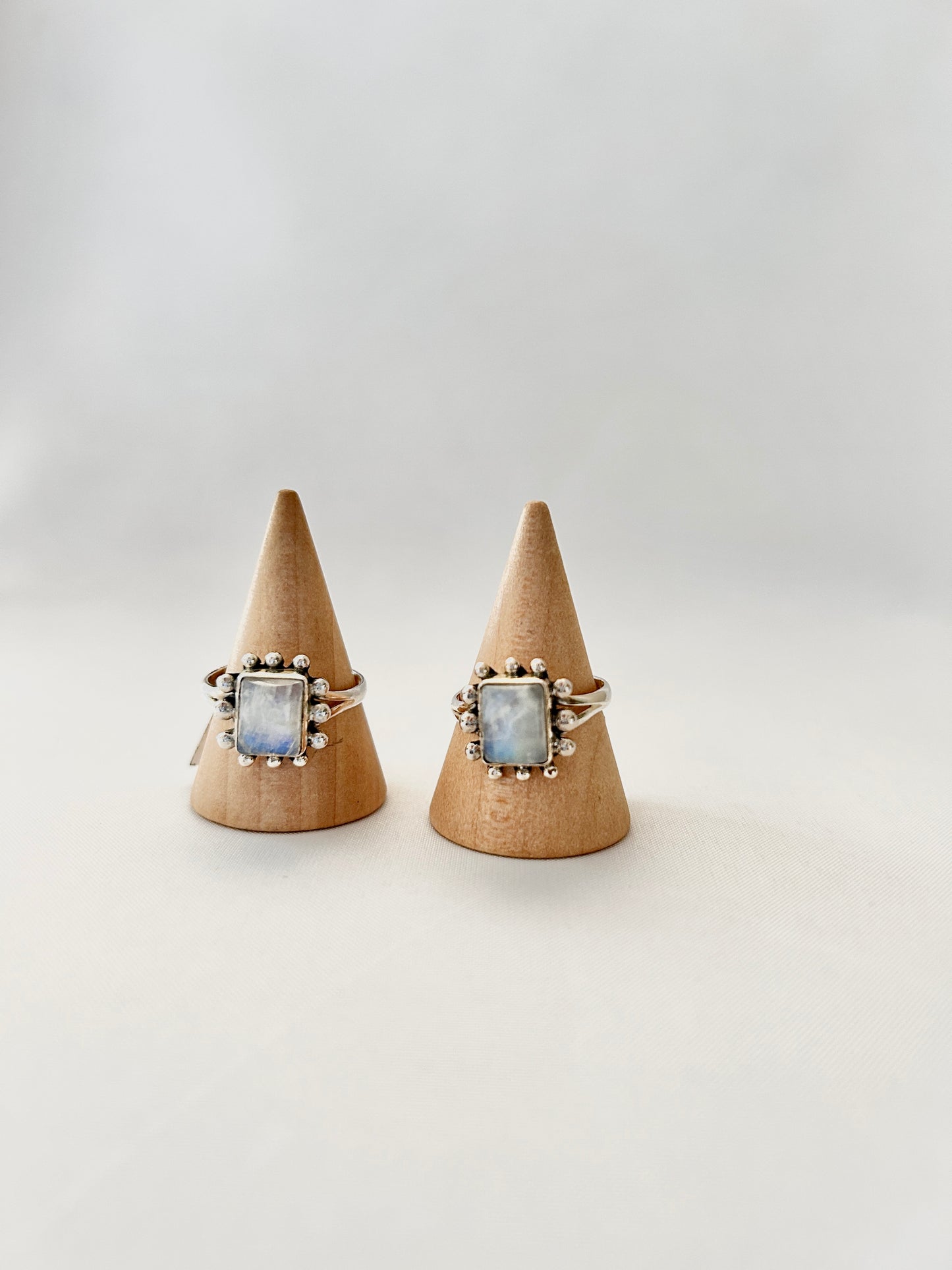 Anillo puntitos piedra luna