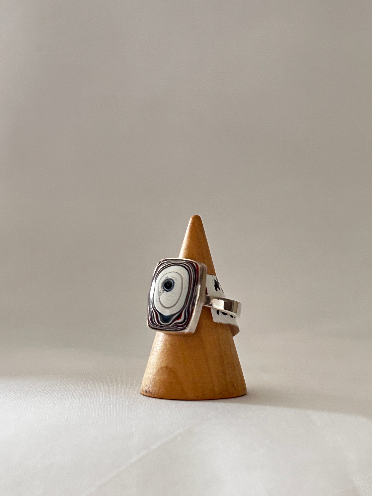 Anillo fordita blanco y negro