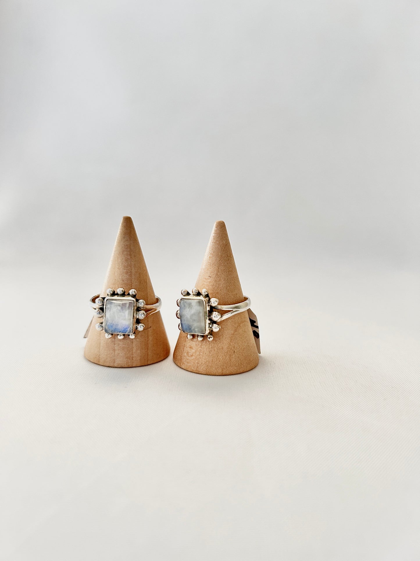 Anillo puntitos piedra luna