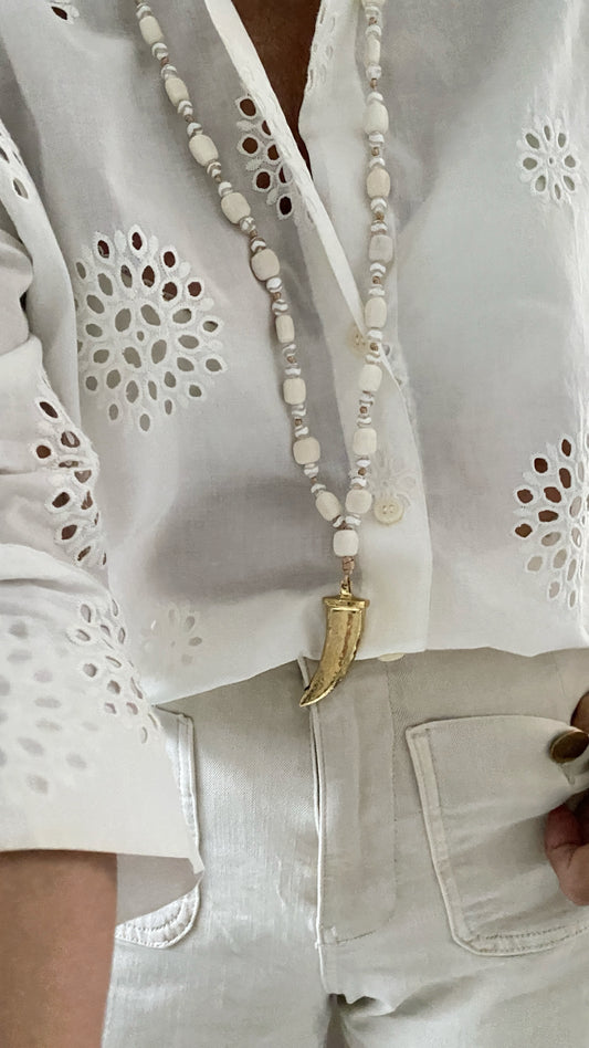 Collar colmillo dorado