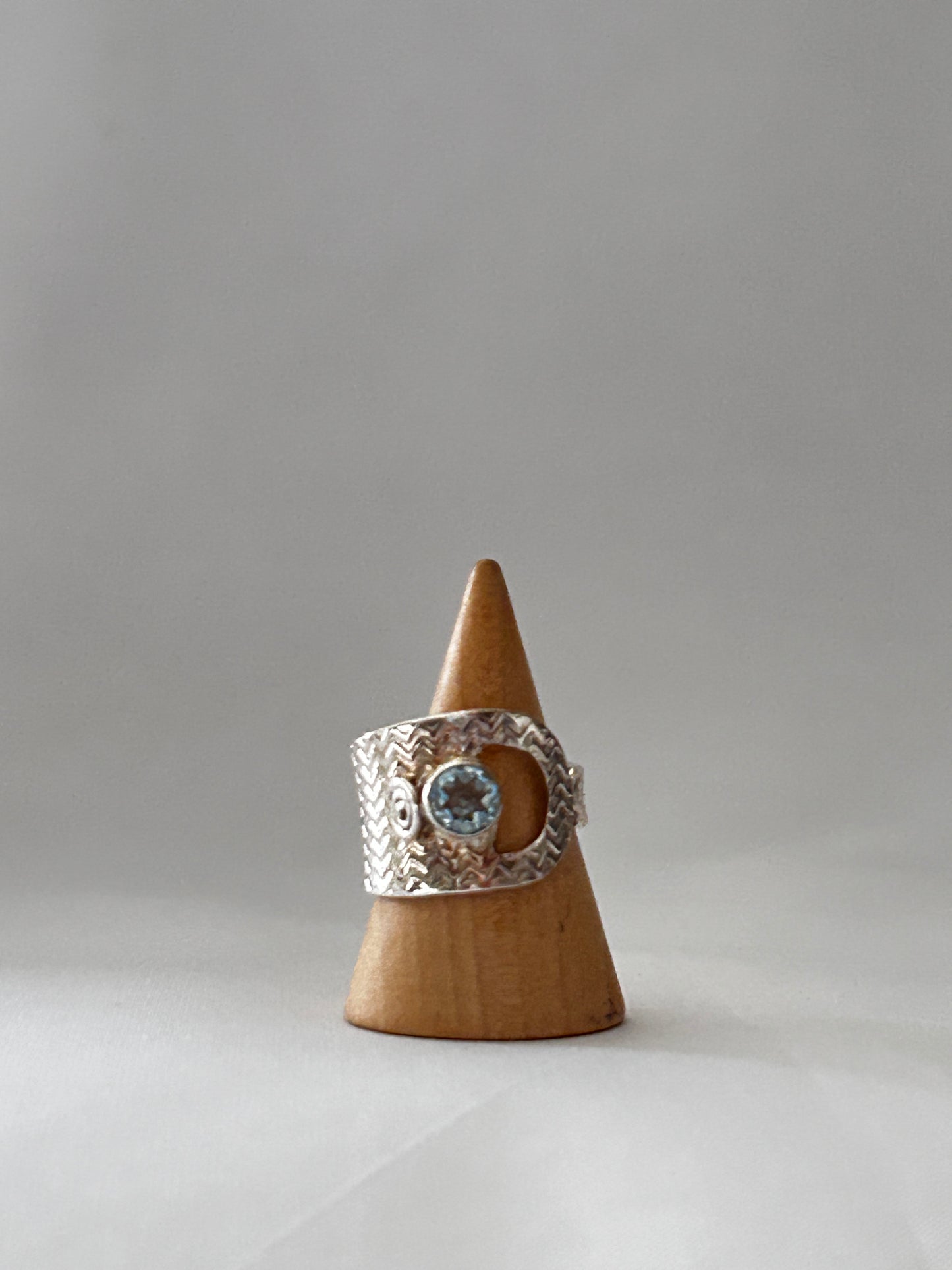 Anillo banda topacio