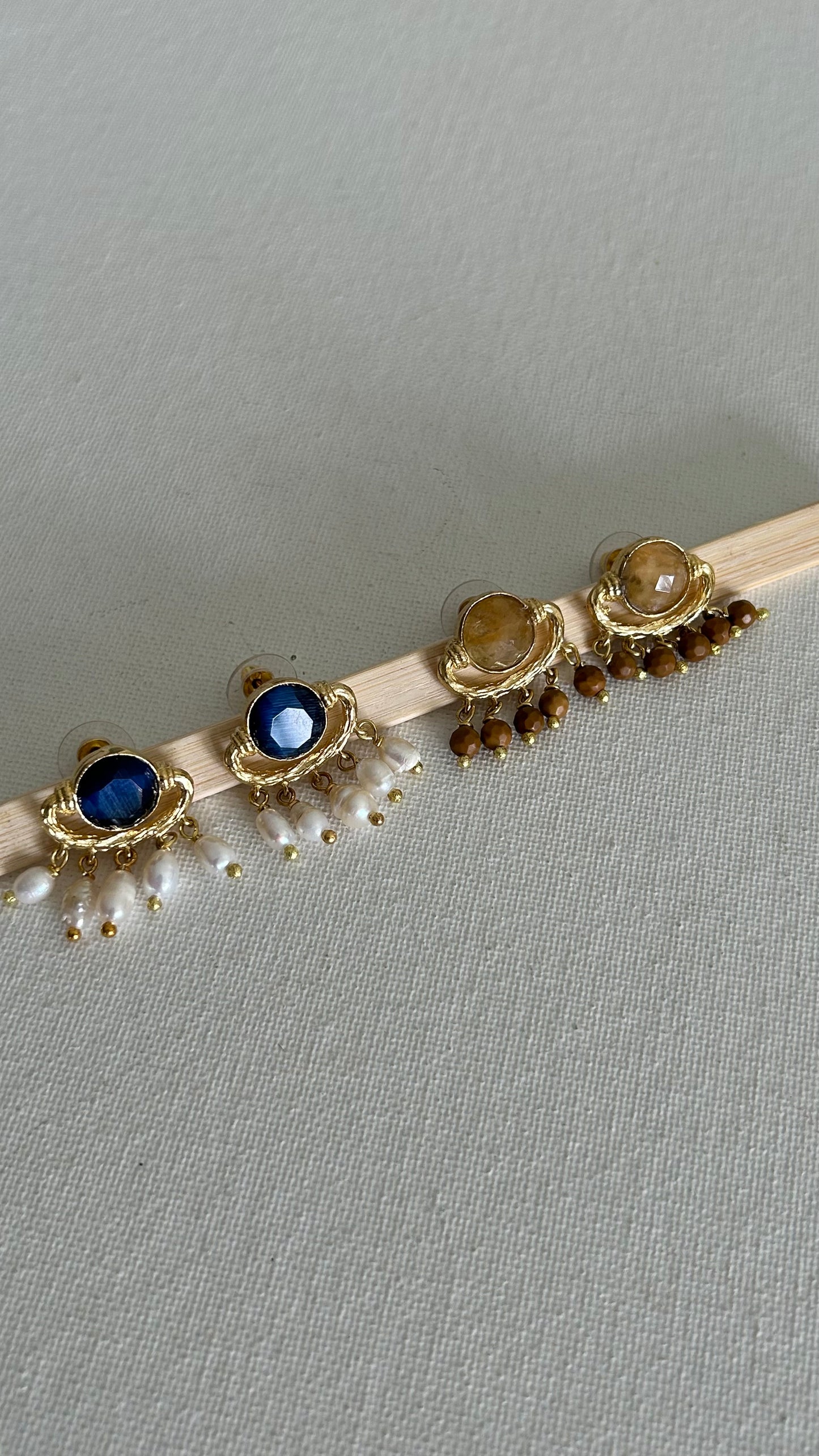 Aretes dorados topos