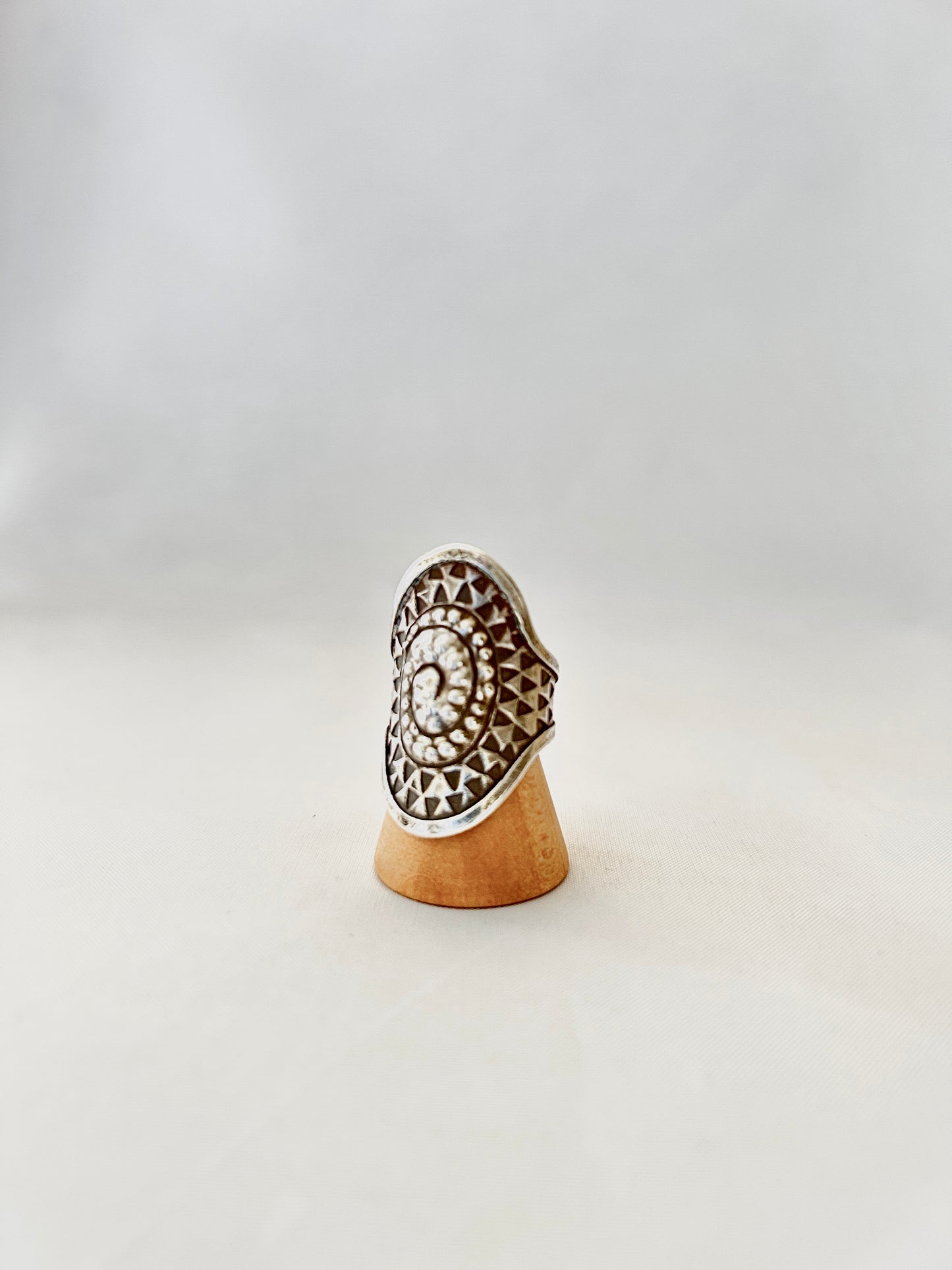 Anillo labrado baguete