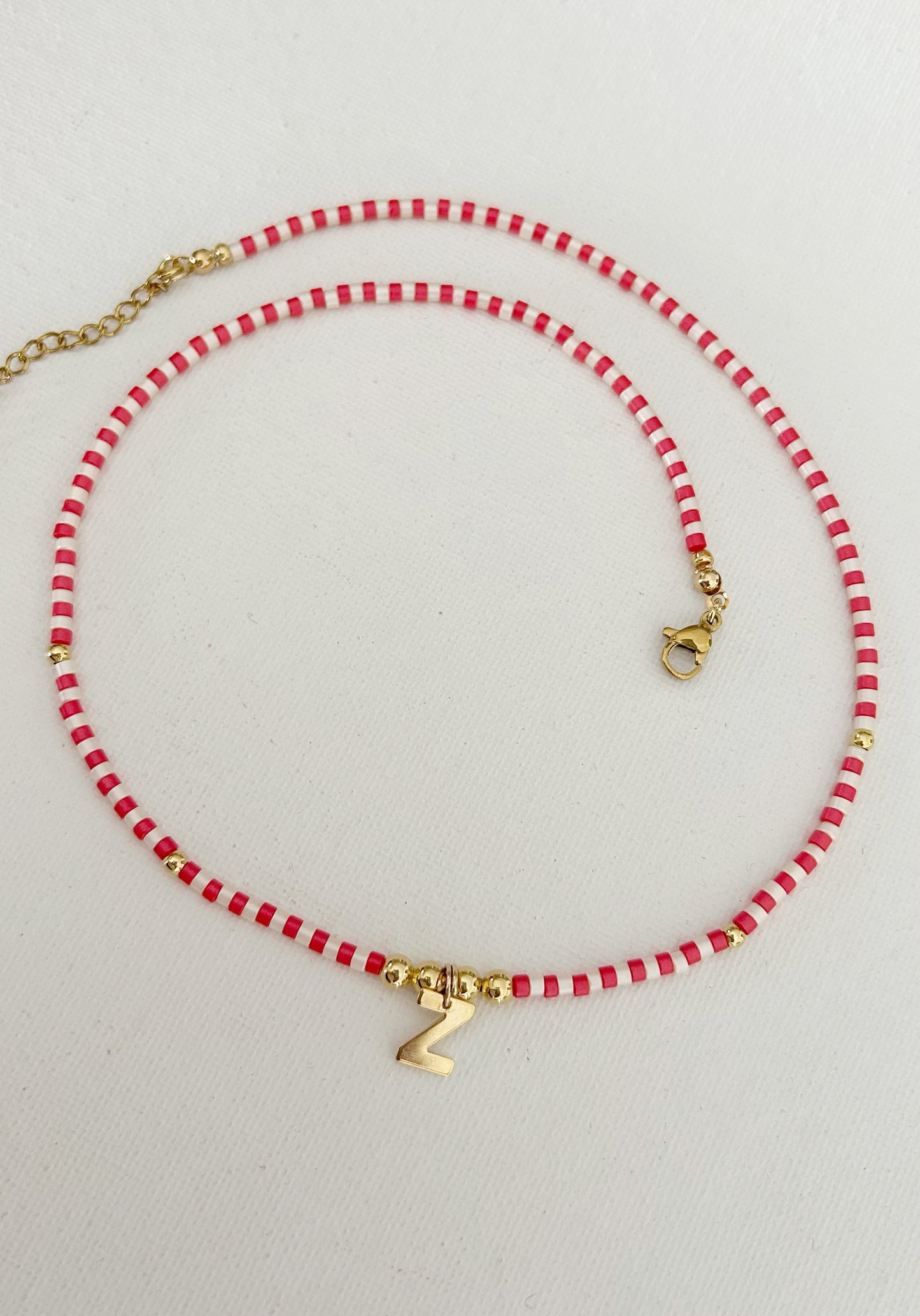 Gargantilla roja y blanca letras