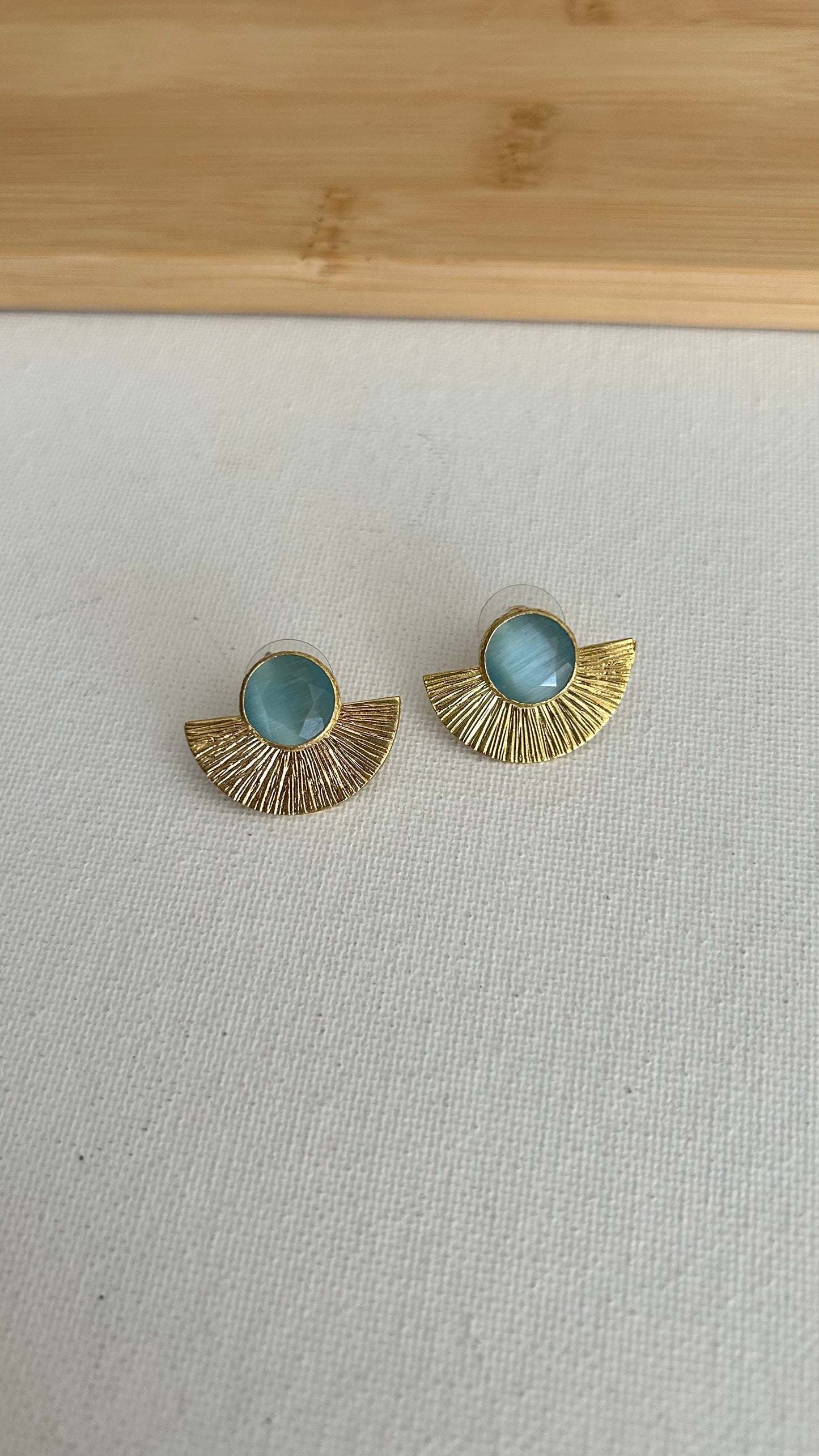 Aretes dorados topos