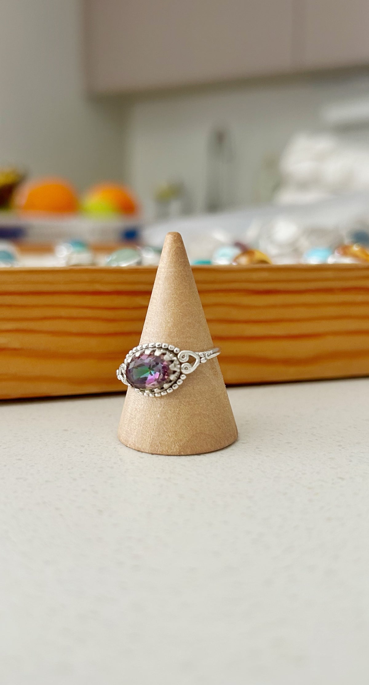 Anillo transversal topacio místico
