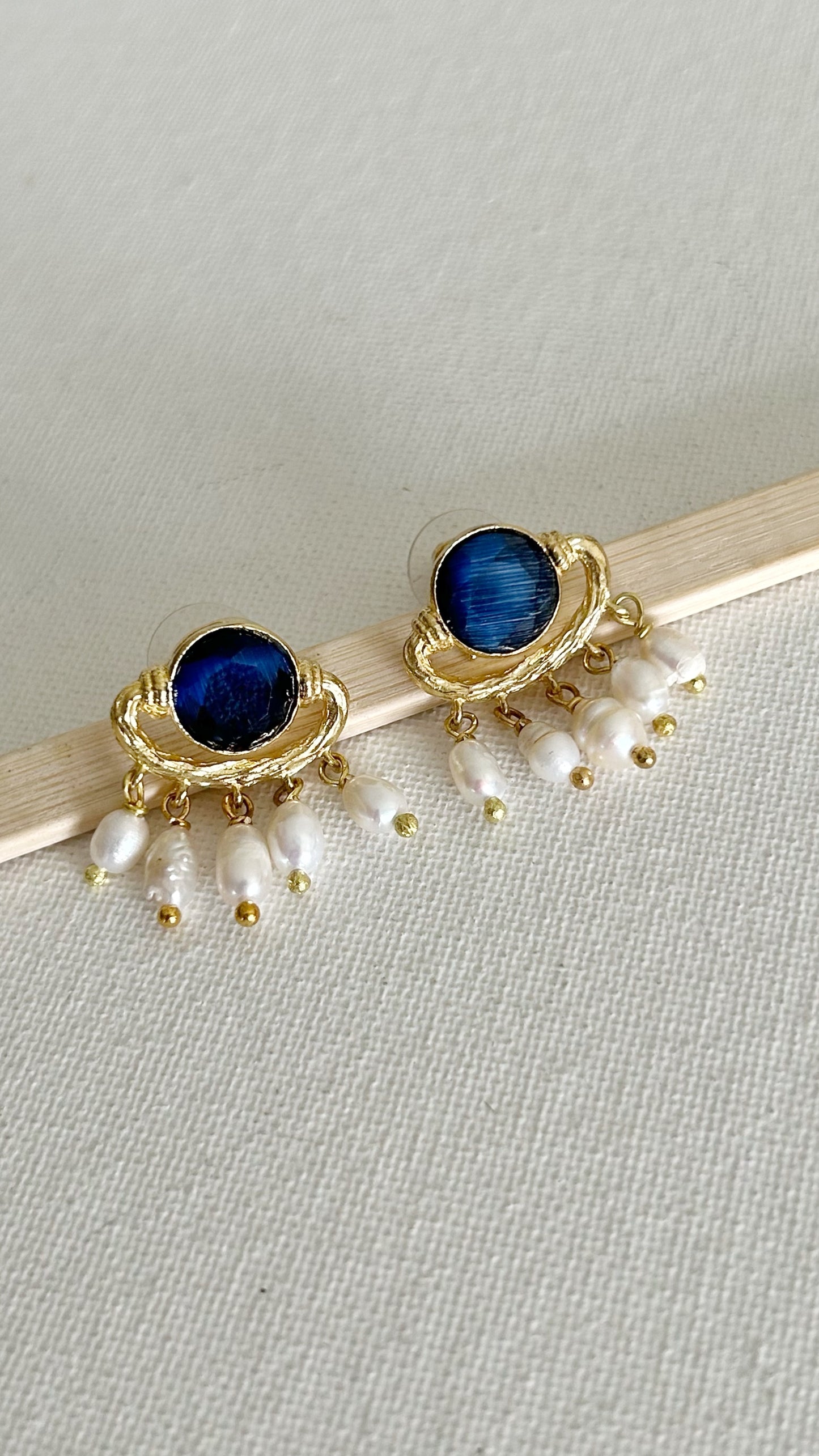 Aretes dorados topos