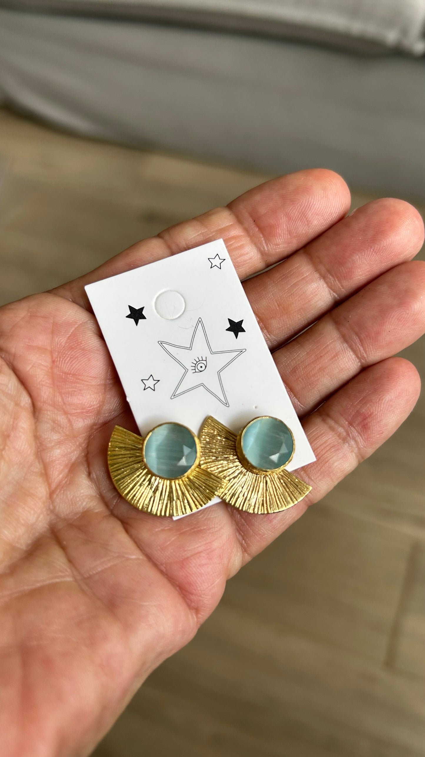 Aretes dorados topos