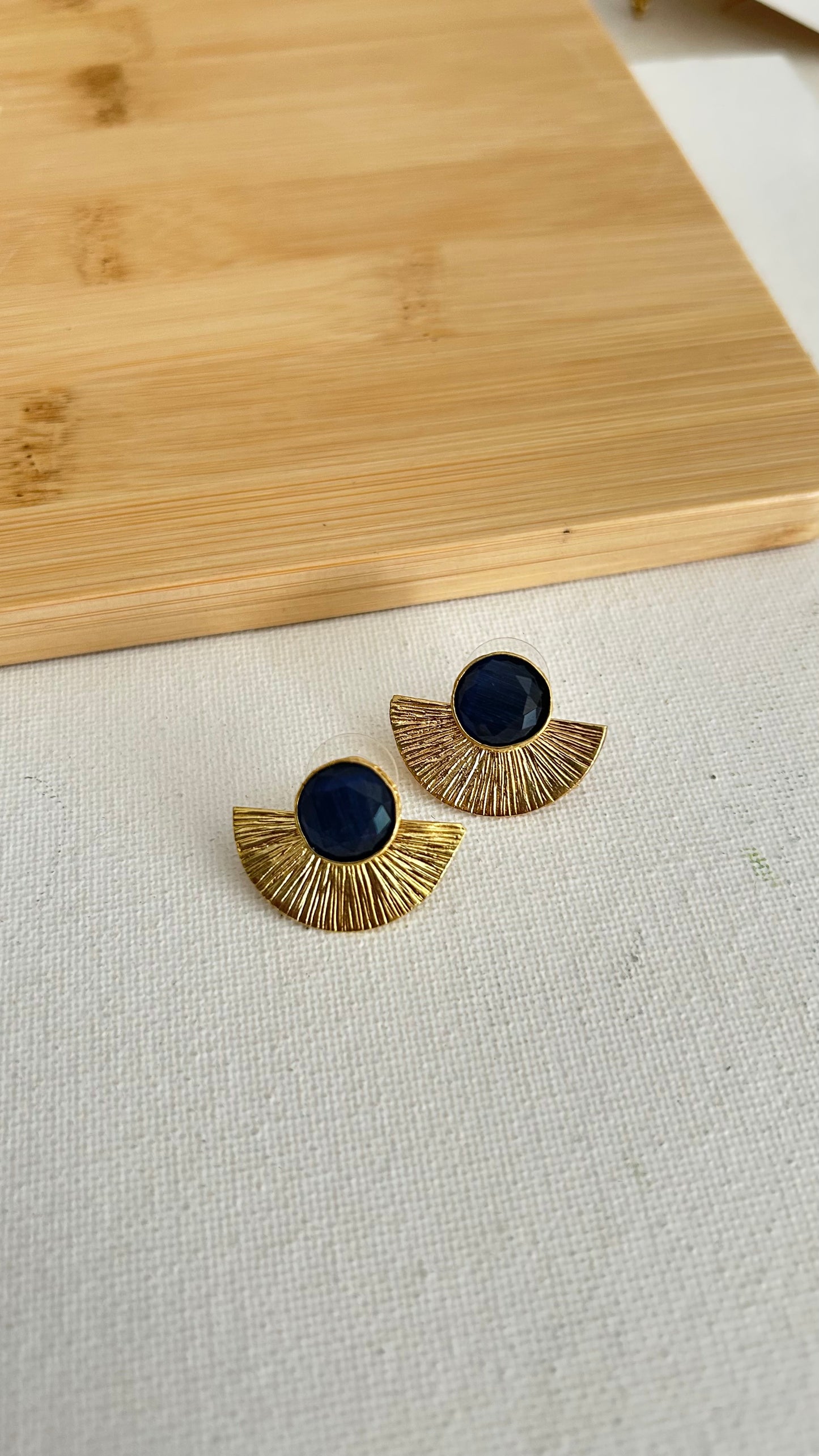 Aretes dorados topos