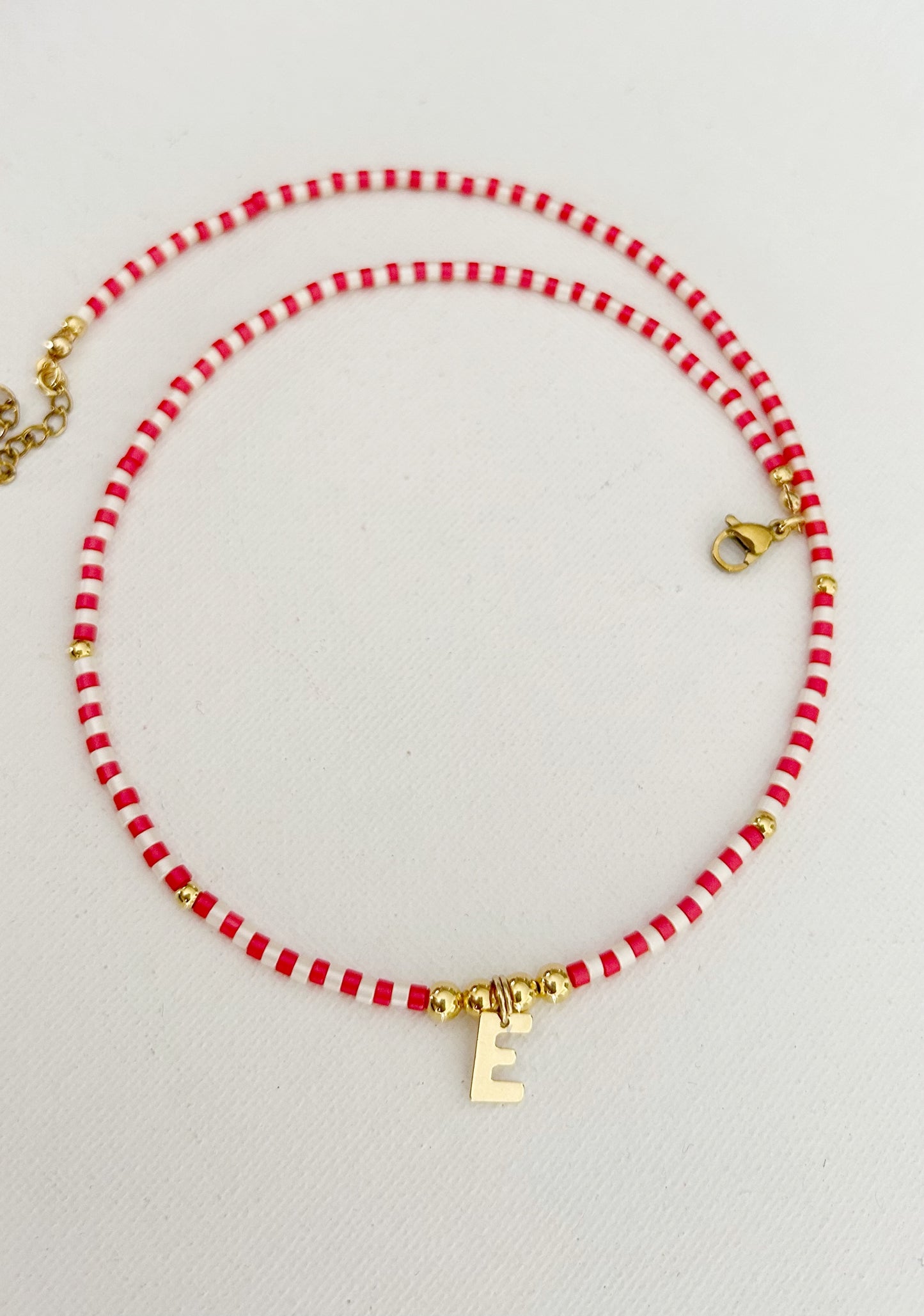 Gargantilla roja y blanca letras