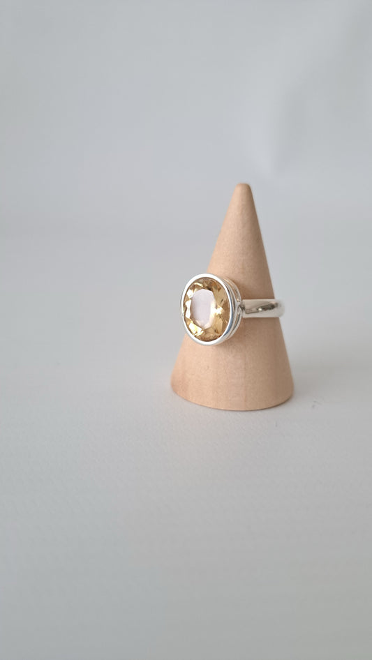 Anillo oval citrino