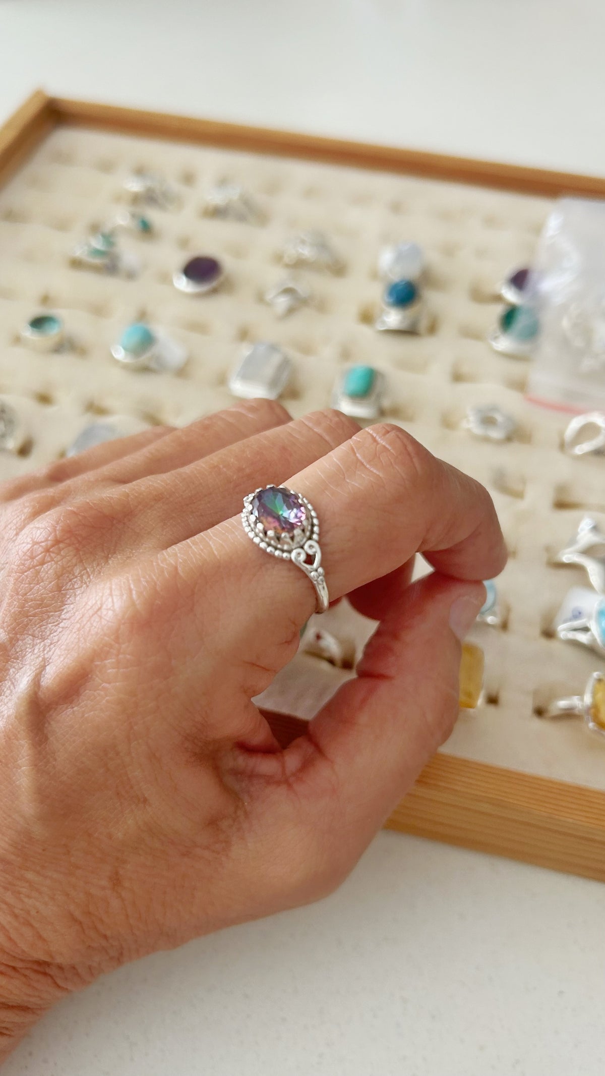 Anillo transversal topacio místico