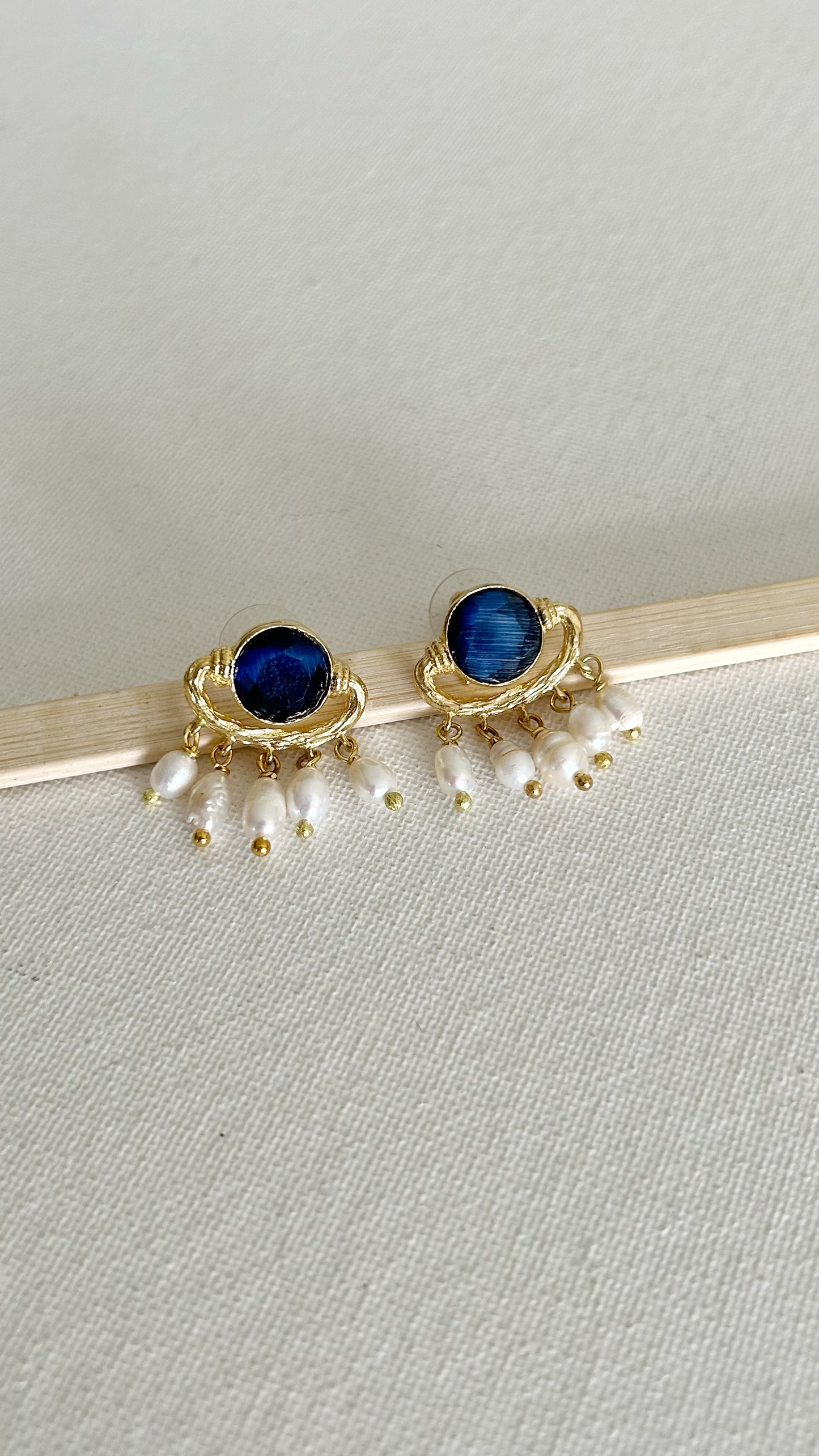 Aretes dorados topos