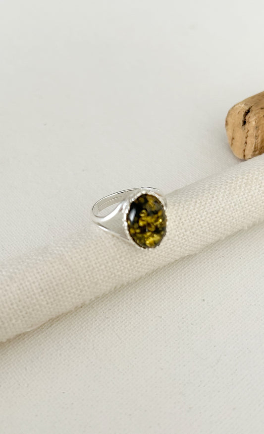 Anillo oval ambar verde
