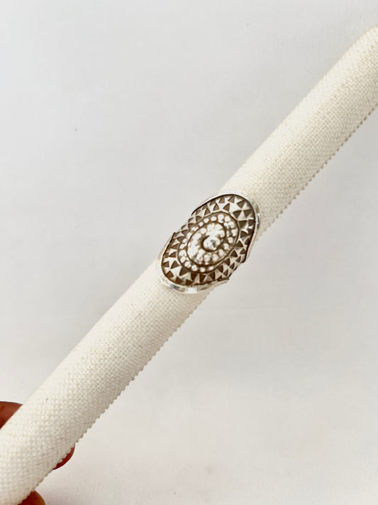 Anillo labrado baguete