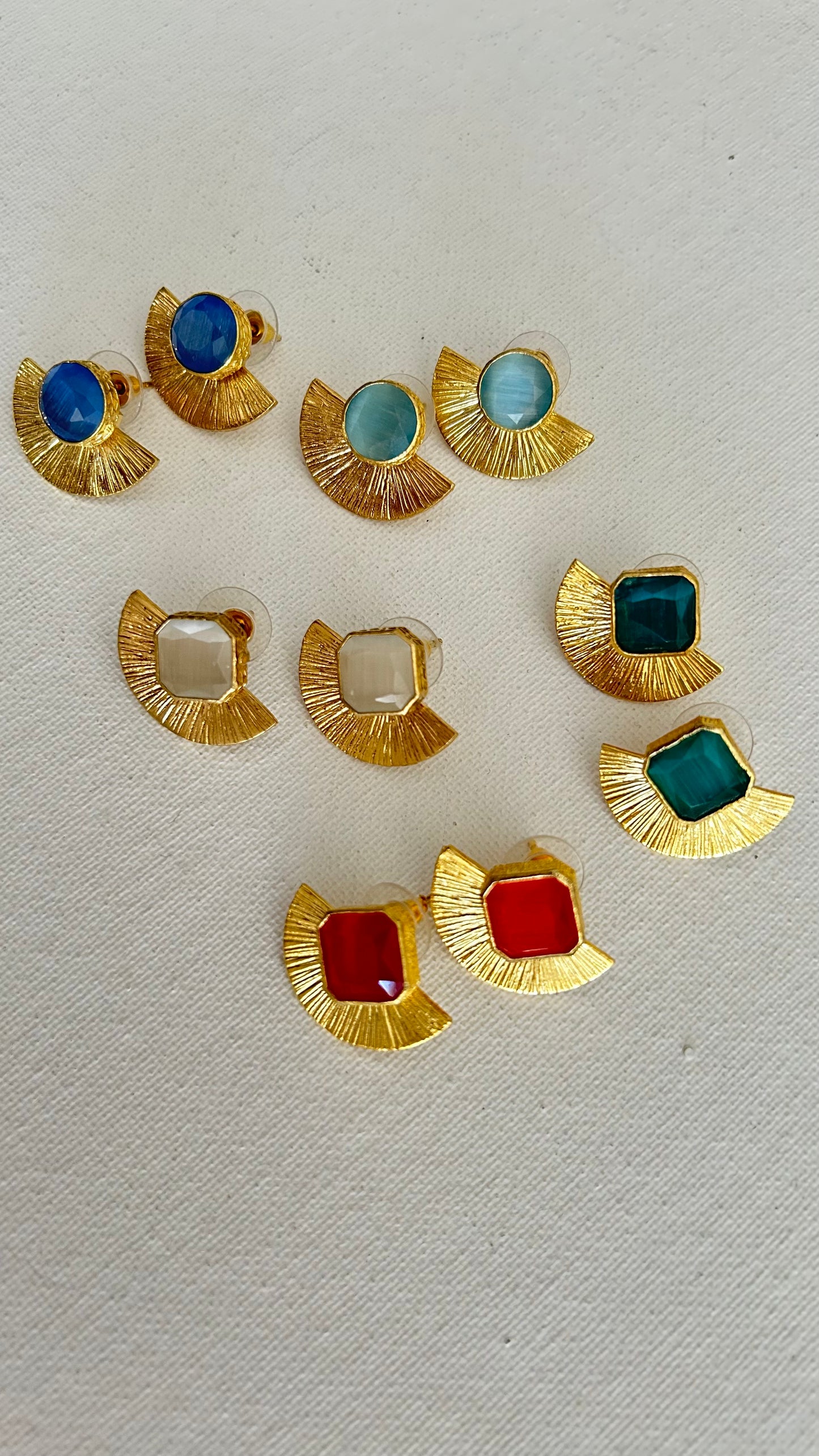 Aretes dorados topos
