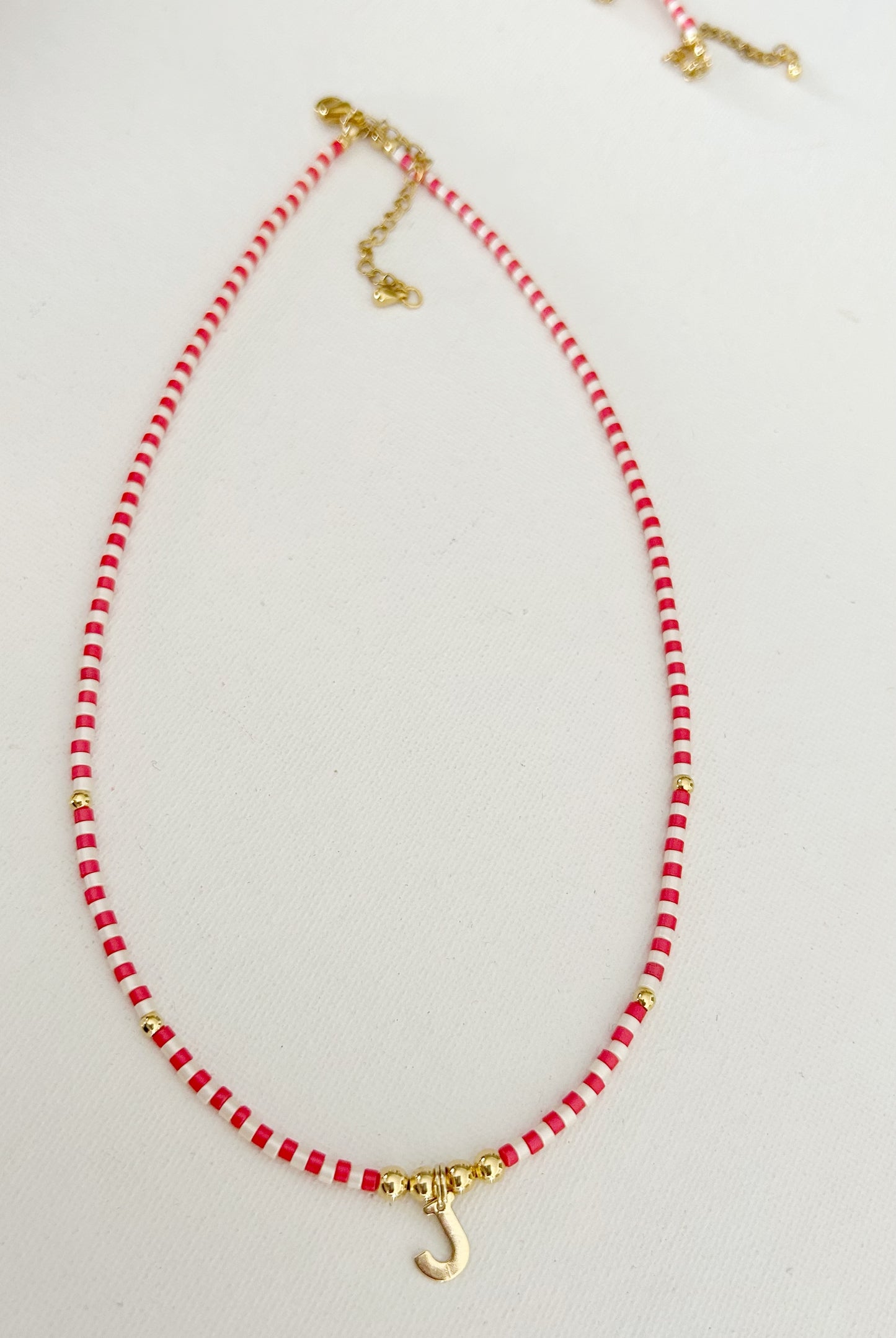Gargantilla roja y blanca letras