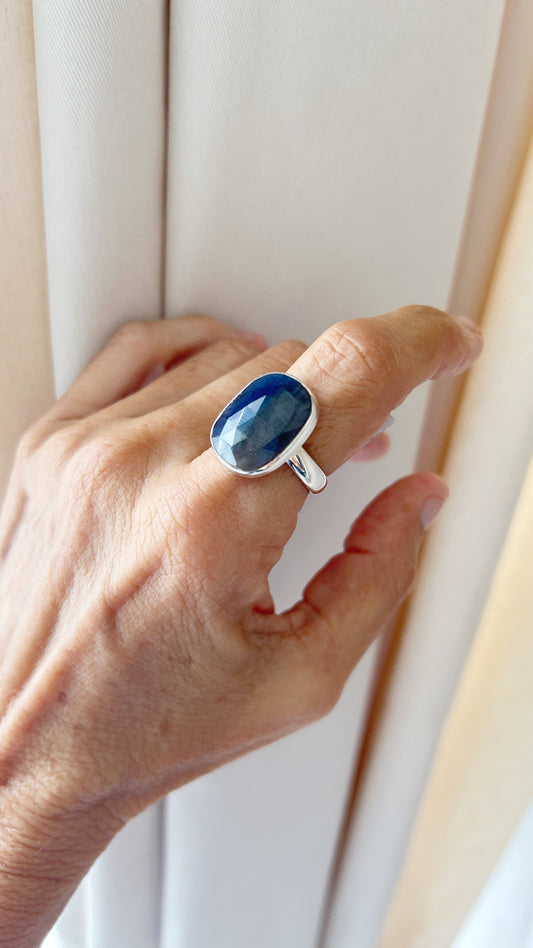 Anillo rectangular zafiro azul