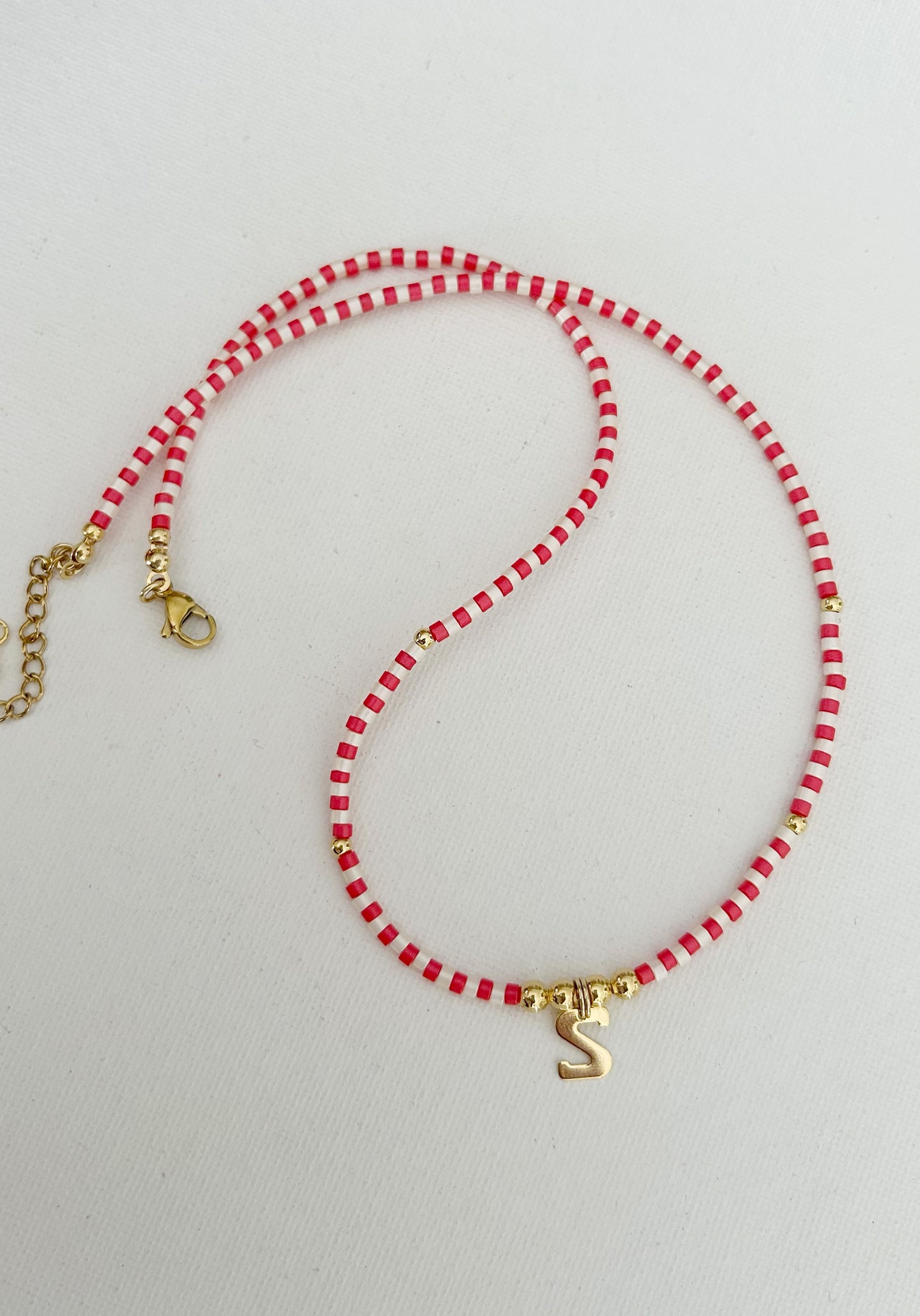 Gargantilla roja y blanca letras