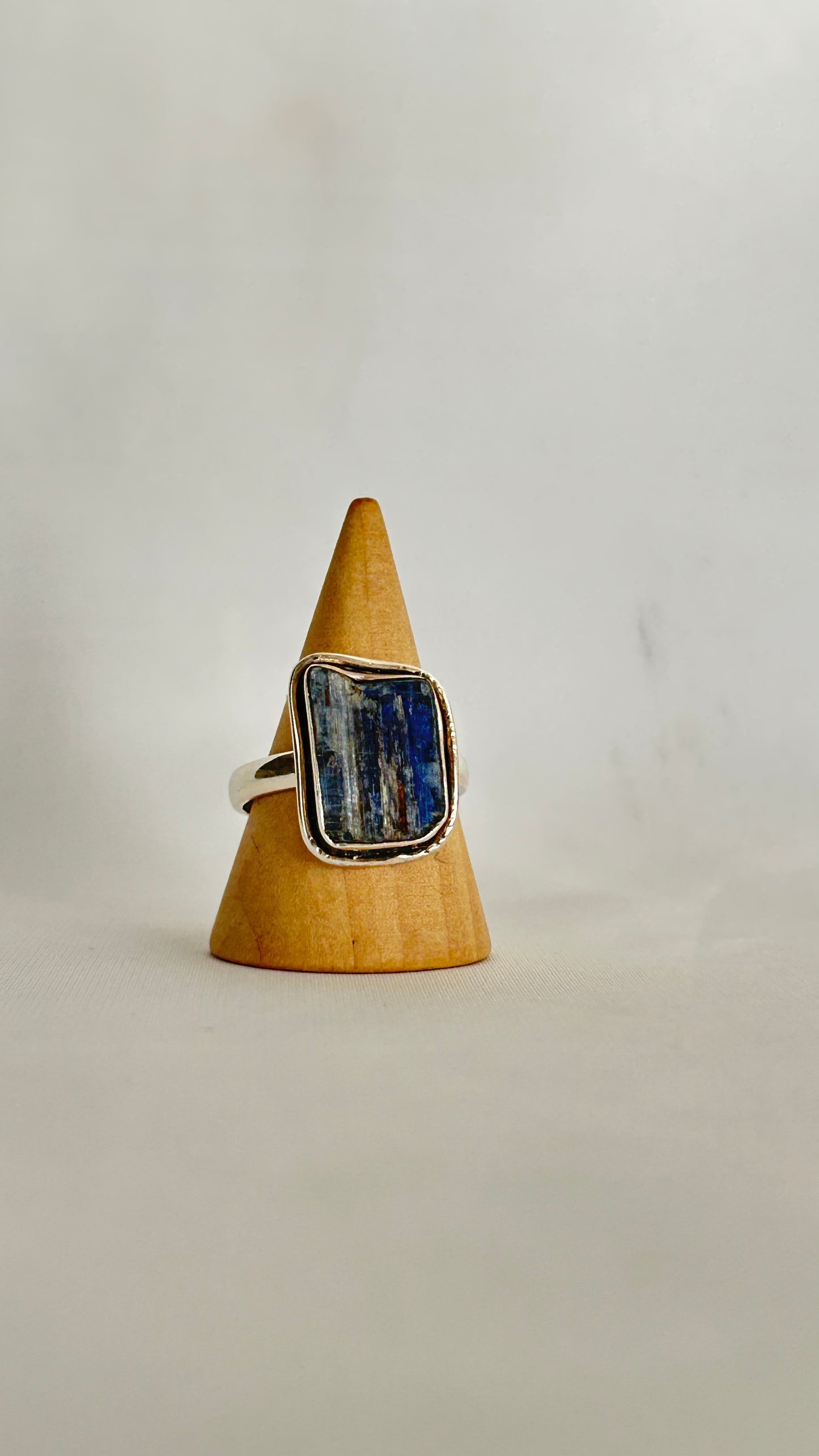 Anillo irregular Cianita