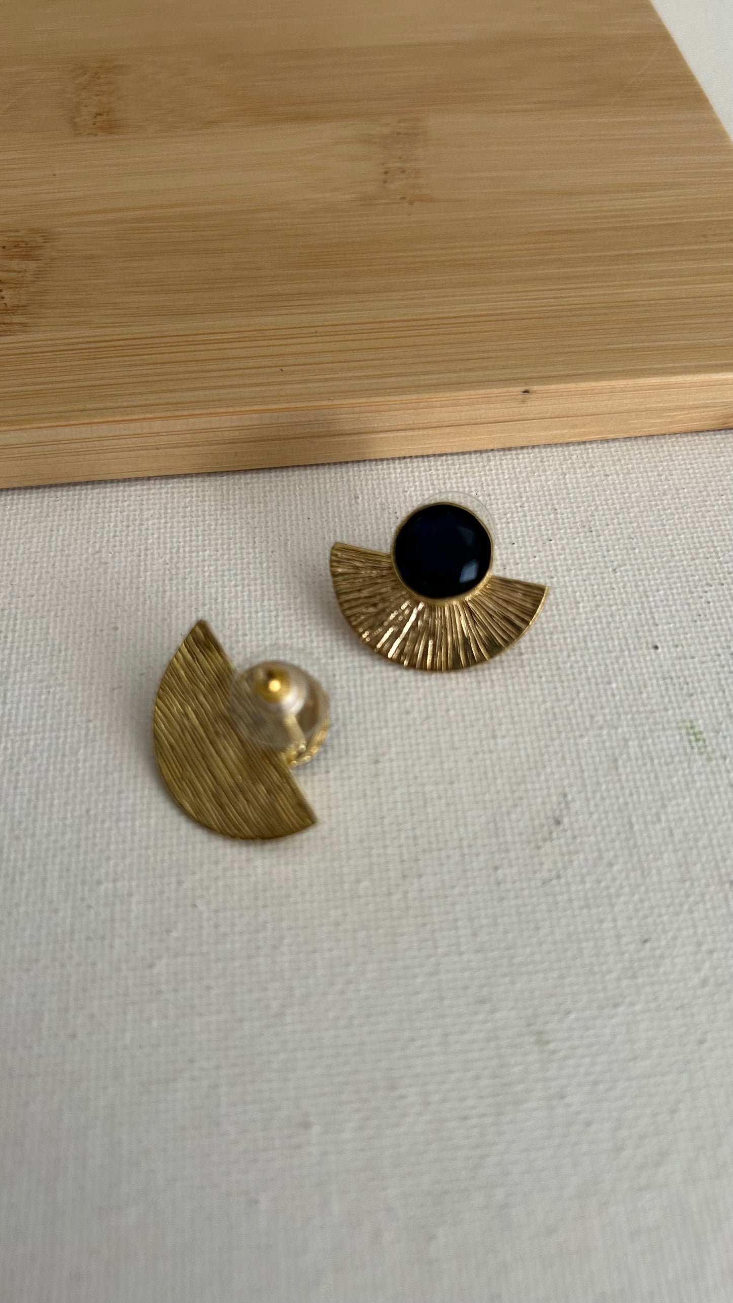 Aretes dorados topos