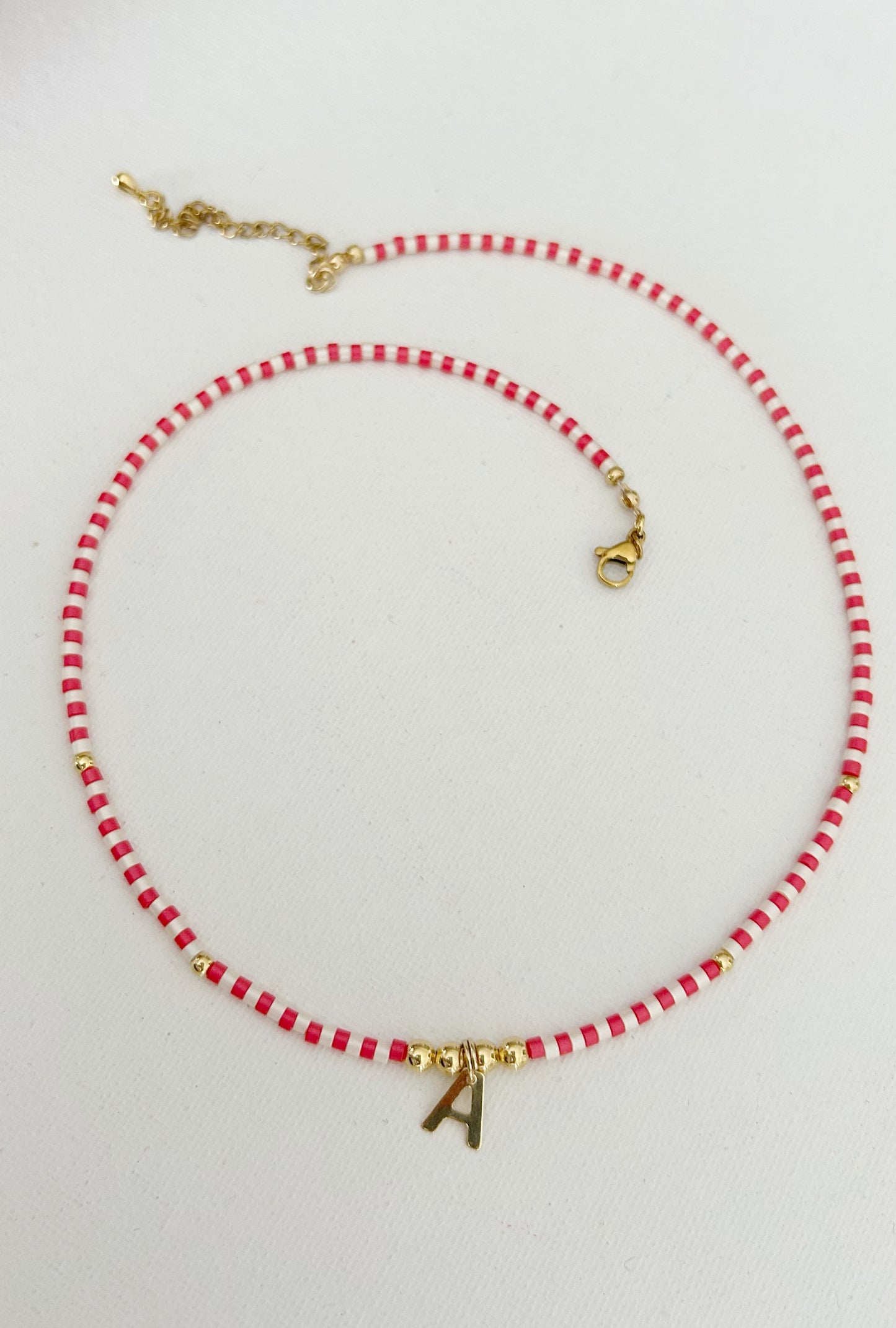 Gargantilla roja y blanca letras